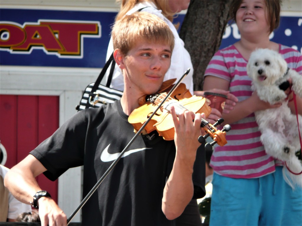 Munterer Fiddler an der Hafenpromenade von Halifax