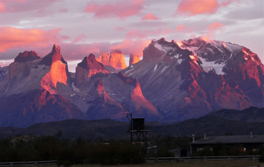 Das Paine-Massiv im Morgenrot