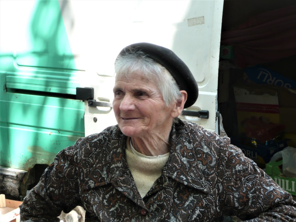 Die Marktfrau ist zufrieden mit ihrem Tag