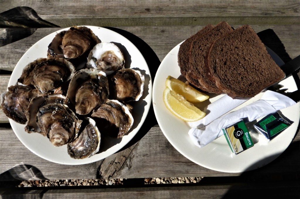 Leckere Belon-Austern mit Schwarzbrot und Salzbutter