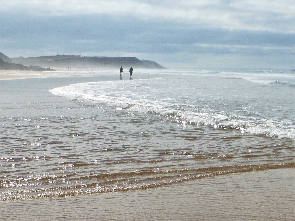 Spaziergang bei Ebbe im Brandungsnebel