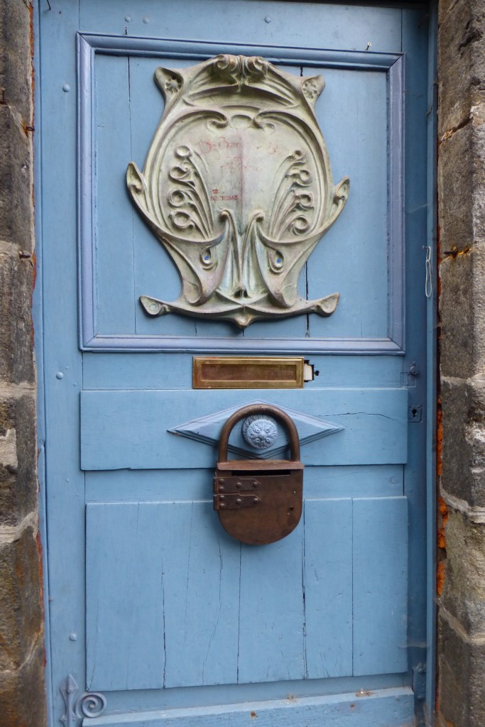 Das Blau reichte dem Besitzer wohl nicht – Was soll Jugendstil auf dieser Tür?