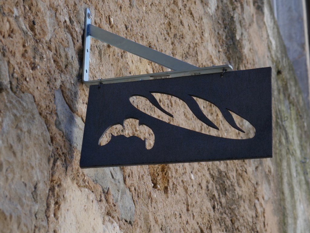 Design-Kunst im rein mittelalterlichen Sainte-Eulalie-de-Cernon (Bäckerei)
