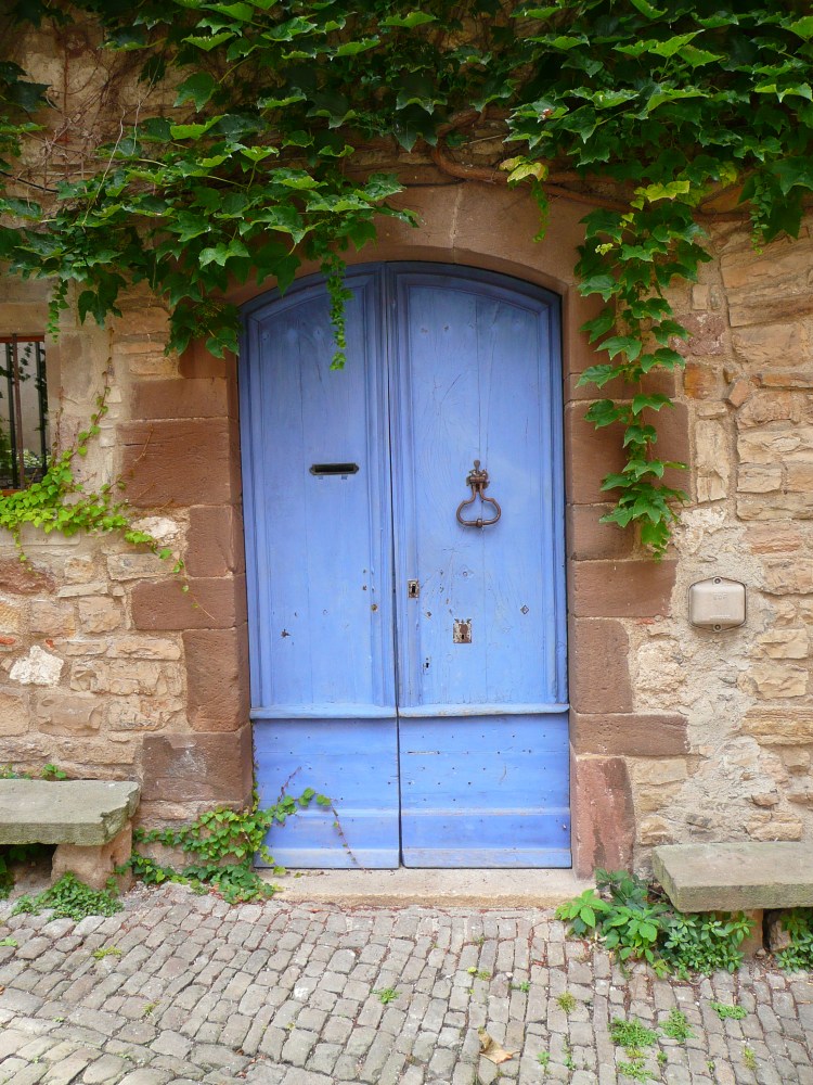 Einladende blaue Tür