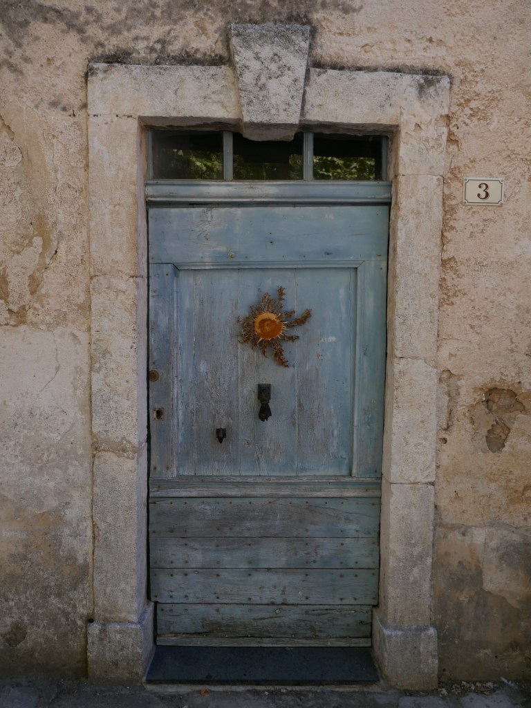 Ländliche Tür in den Cevennen mit einer "Cardabelle", die Glück bringen soll