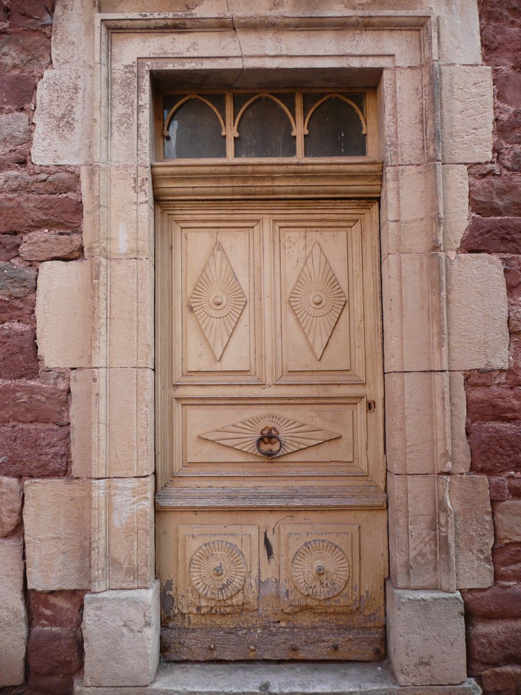 Stattliche Haustür, etwas ramponiert