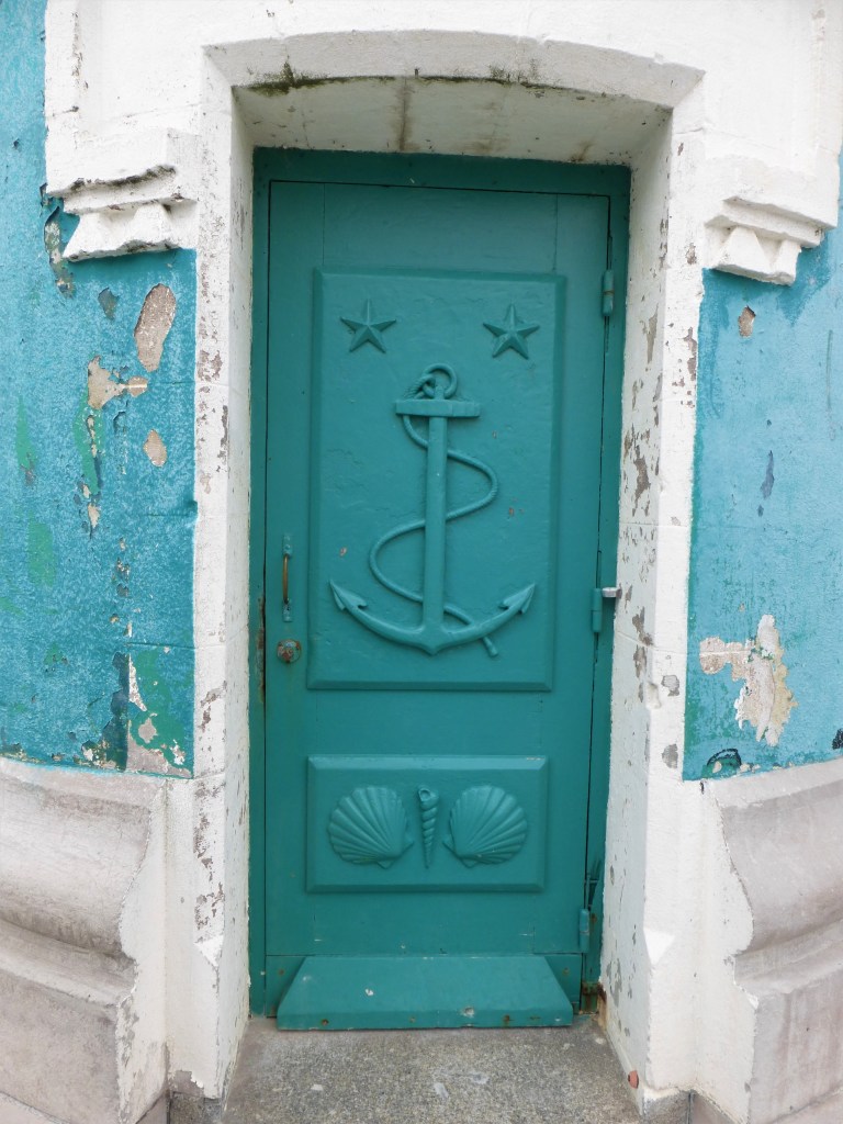 Welches Gebäude verbirgt sich hinter dieser Tür? (Leuchtturm von Dieppe)