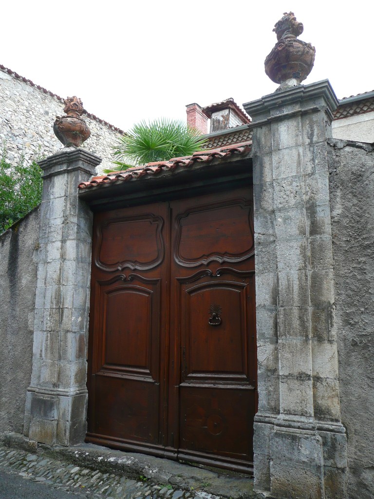 Dahinter erstreckt sich mehr als ein Haus