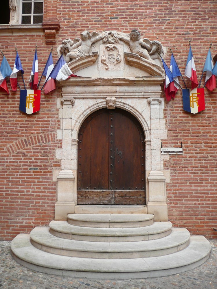Eingangstür zum Rathaus von Albi
