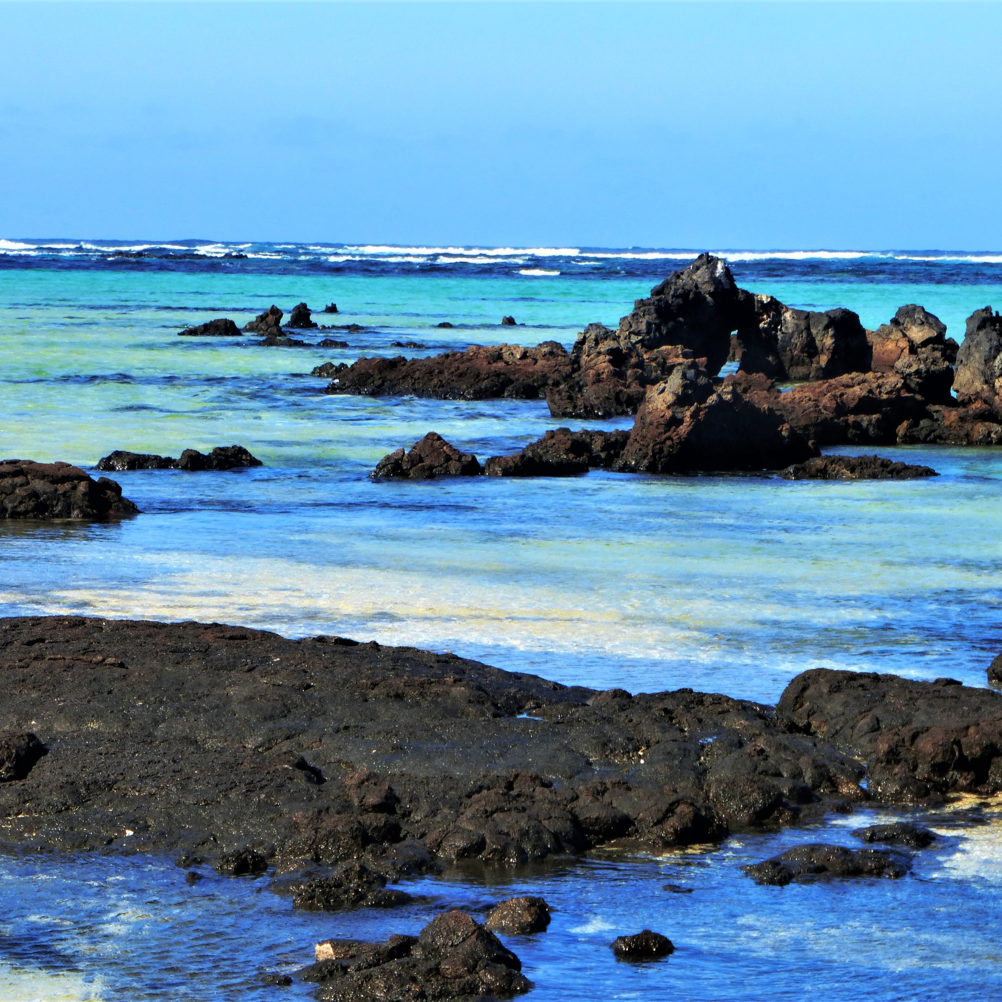 Lagune im Nordosten: Schwarze Lava, weißer Sand