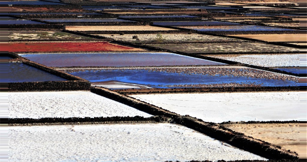 Salzbecken ergeben ein Bild von Mondrian