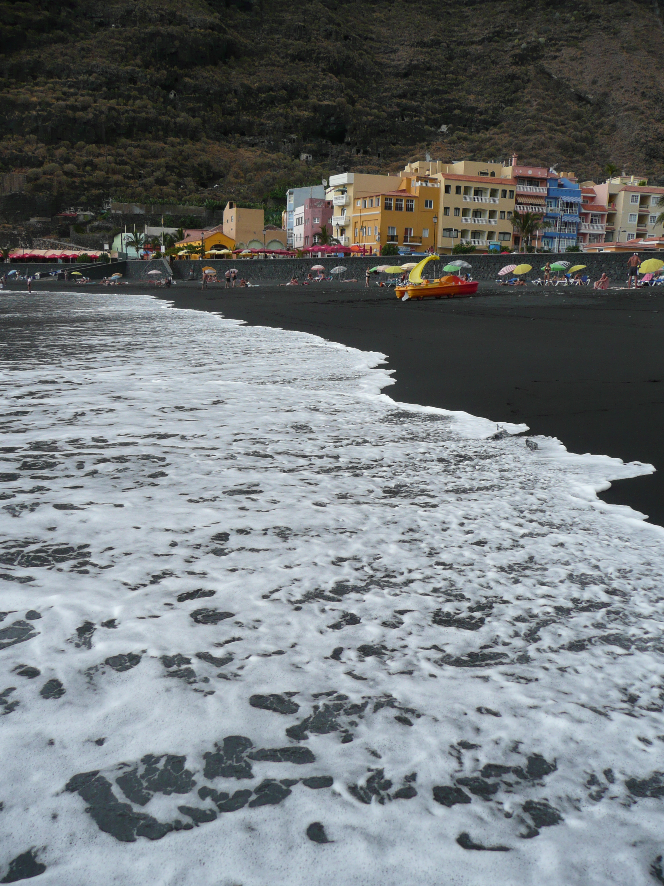 Tazacorte, bunte Häuser in schwarzer Umgebung