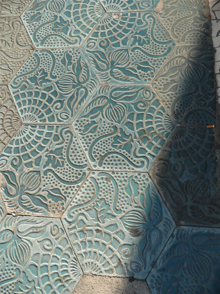 Und der Blick auf den Boden enthüllt ein luxuriöses Straßenpflaster