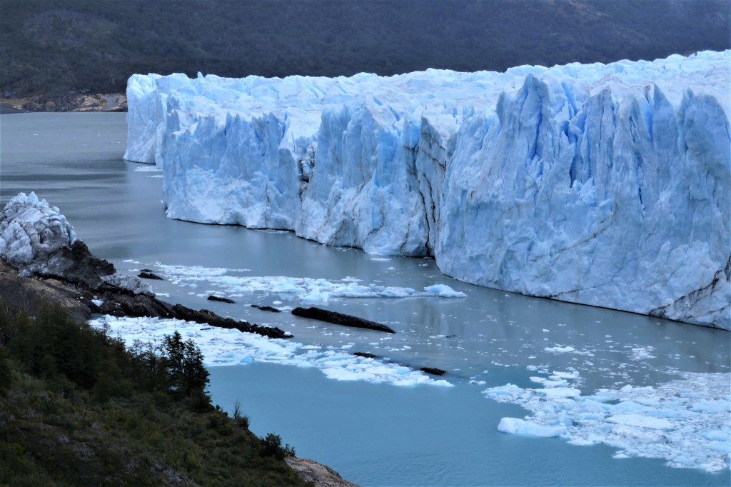 Der Gletscher schiebt sich unaufhaltsam vorwärts