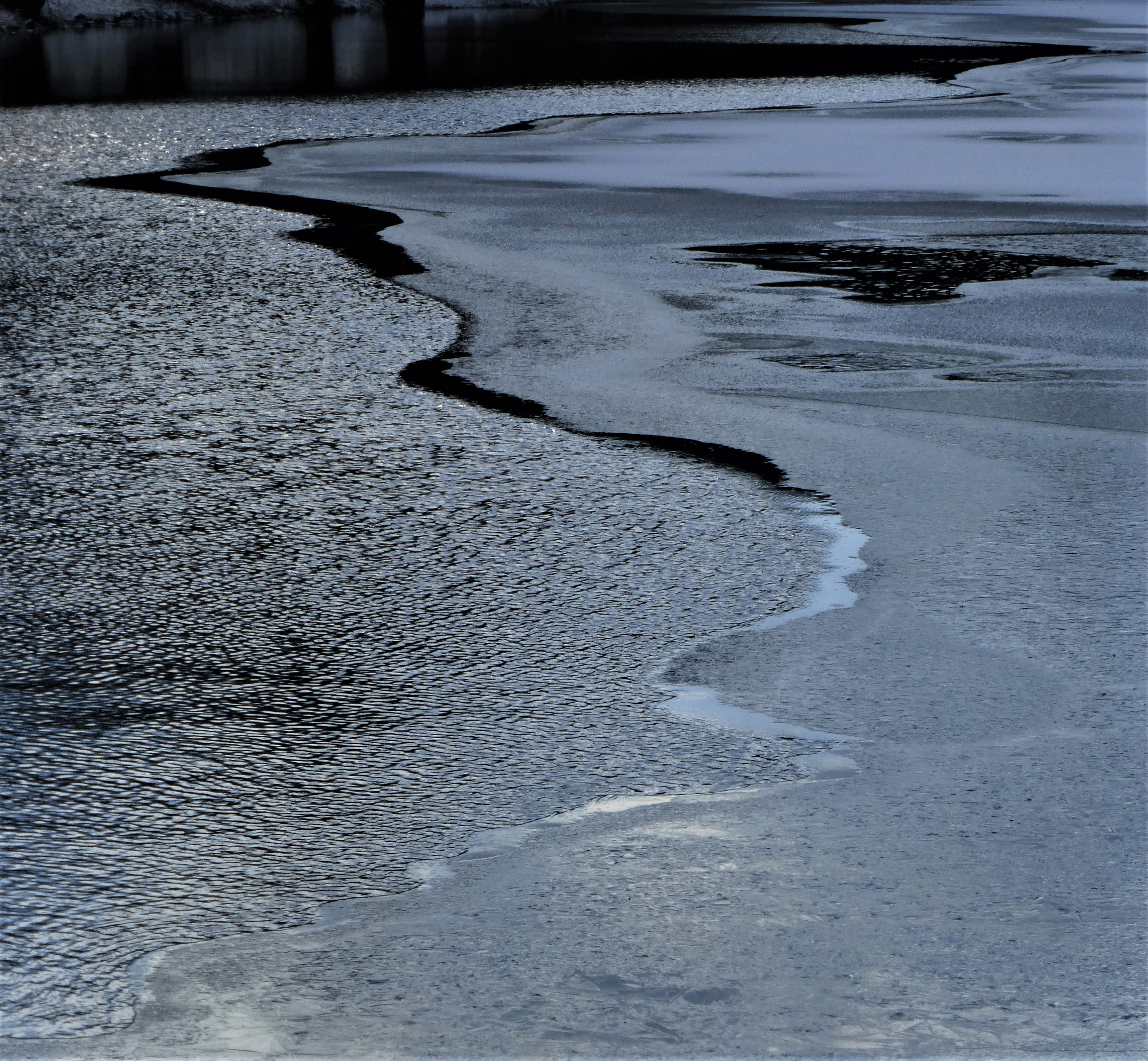 Halbgefrorene Winterkunstwerke