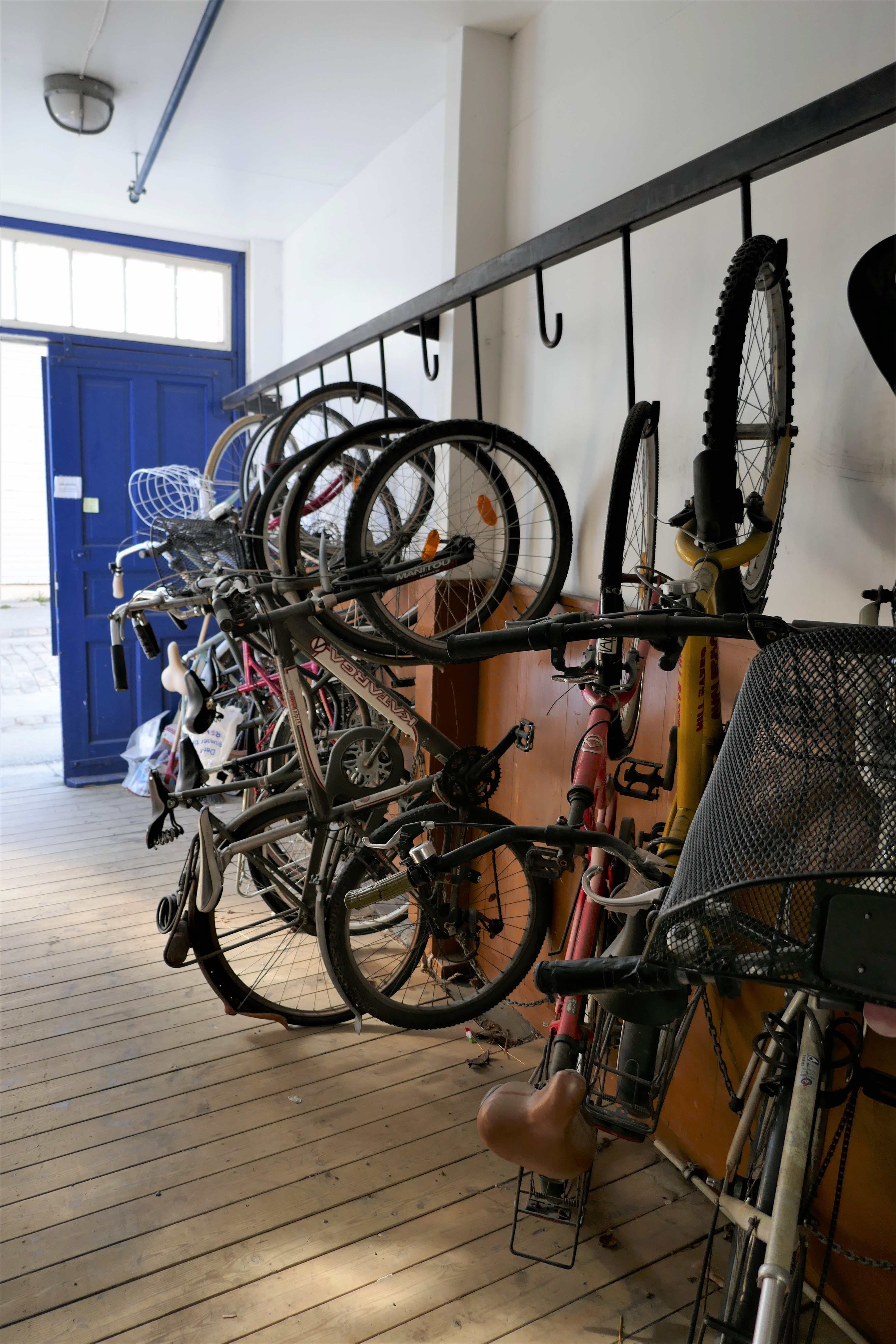 Alle fahren mit dem Fahrrad... und so werden sie "geparkt"