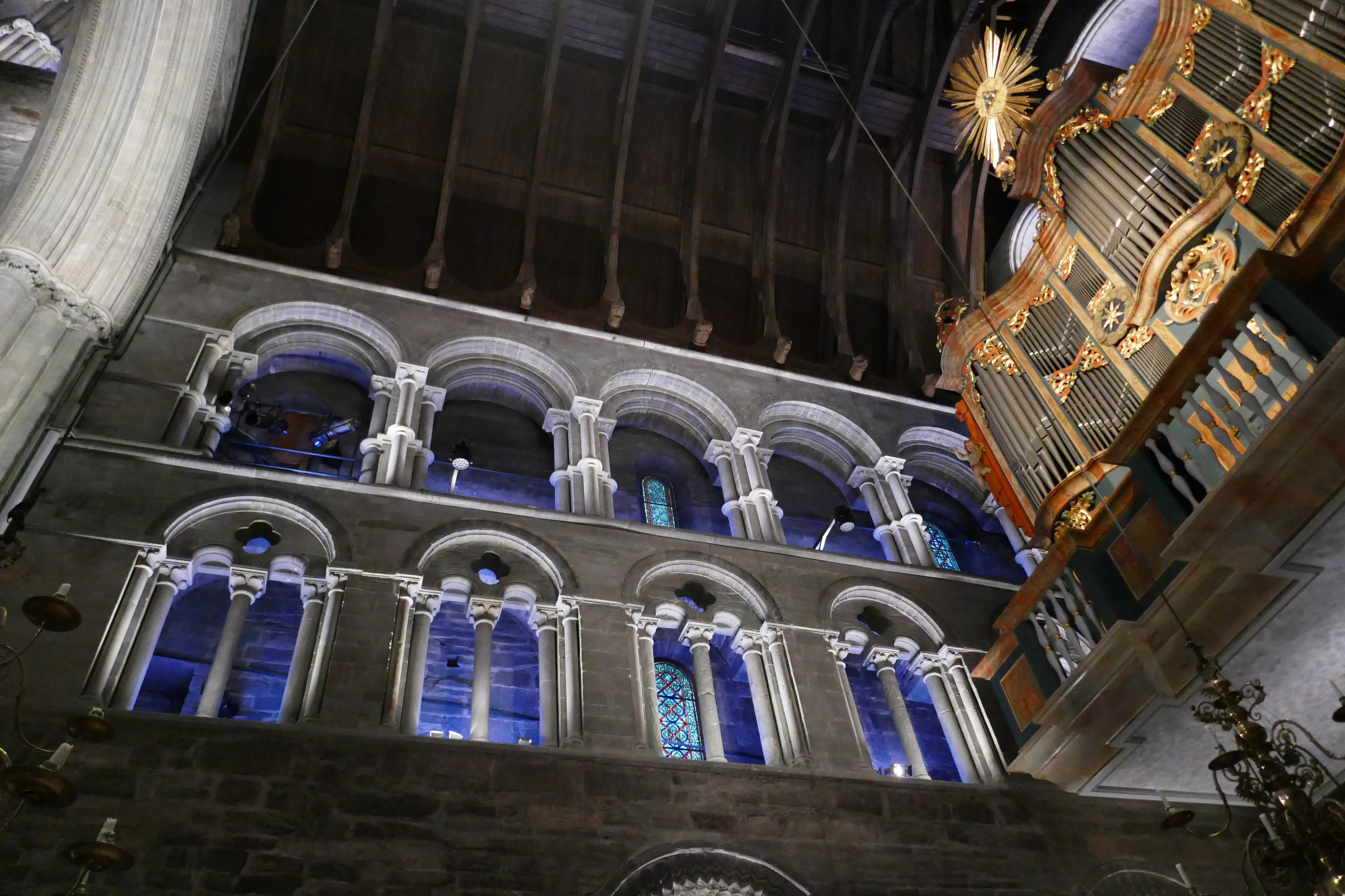 Hat neben der Hauptorgel auch eine Barockorgel