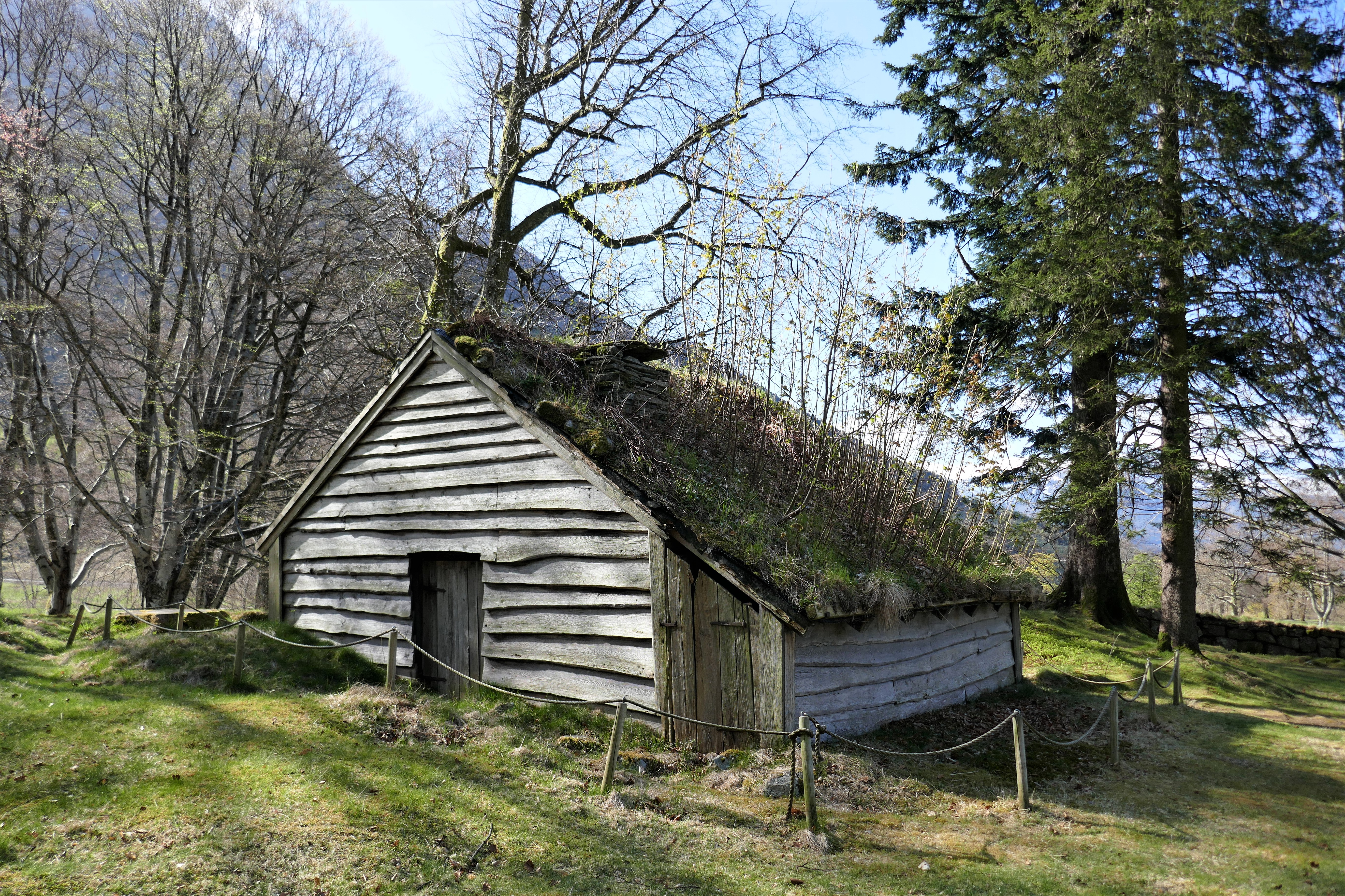Historische Holzhütte mit Grassodendach