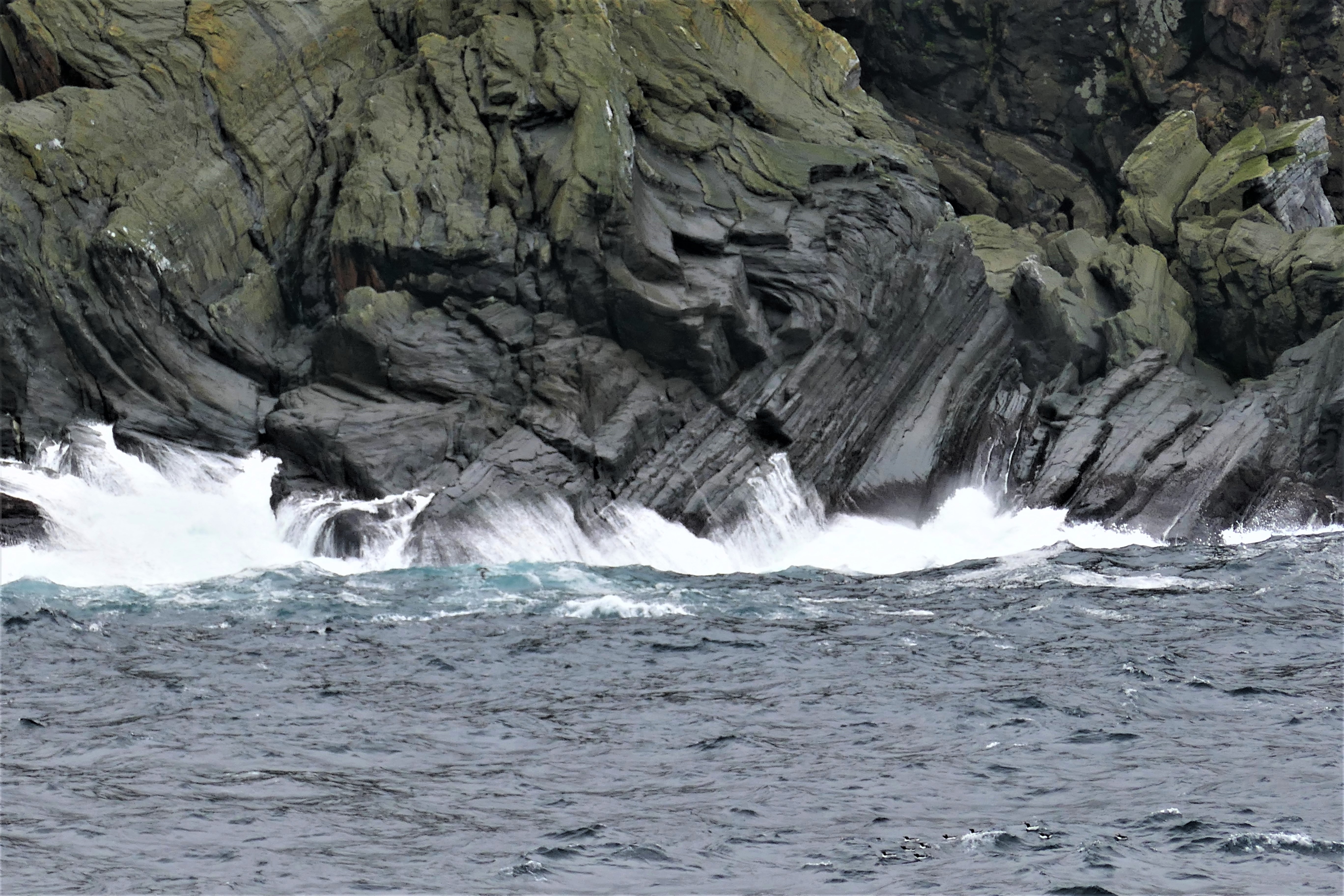 Urgewalten haben den Stein geknickt
