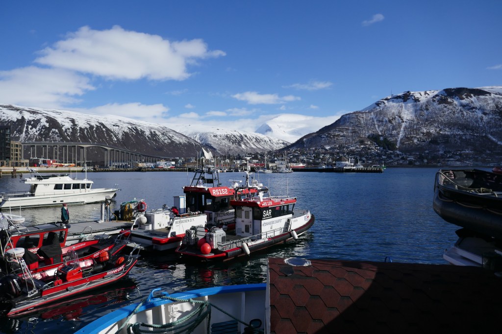 Panorama auf die Eismeerkathedrale, den Fjellheisen und den Fischereihafen