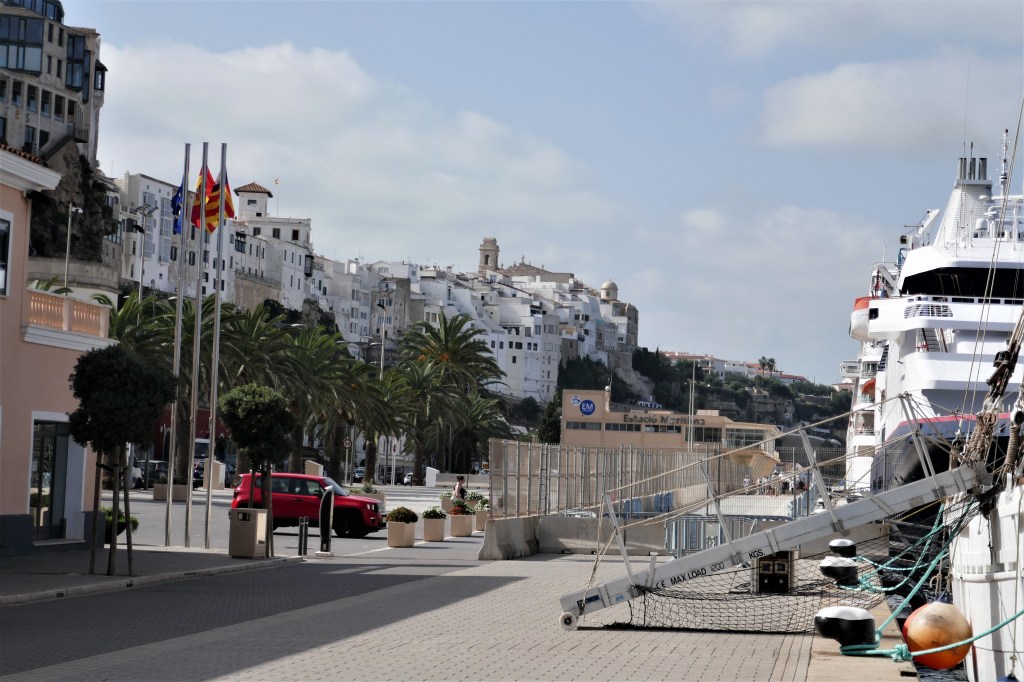 Die Altstadt thront über dem Hafen