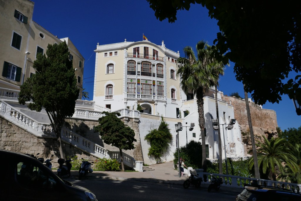 Markantes Gebäude hoch über dem Hafen