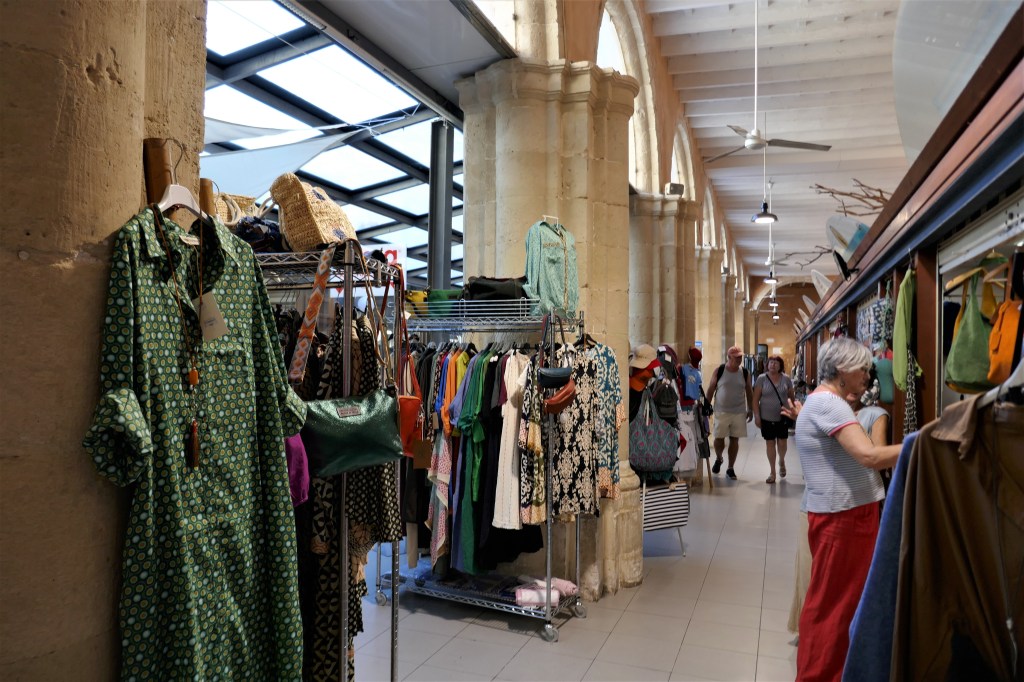 Shopping im Kreuzgang in Mahón