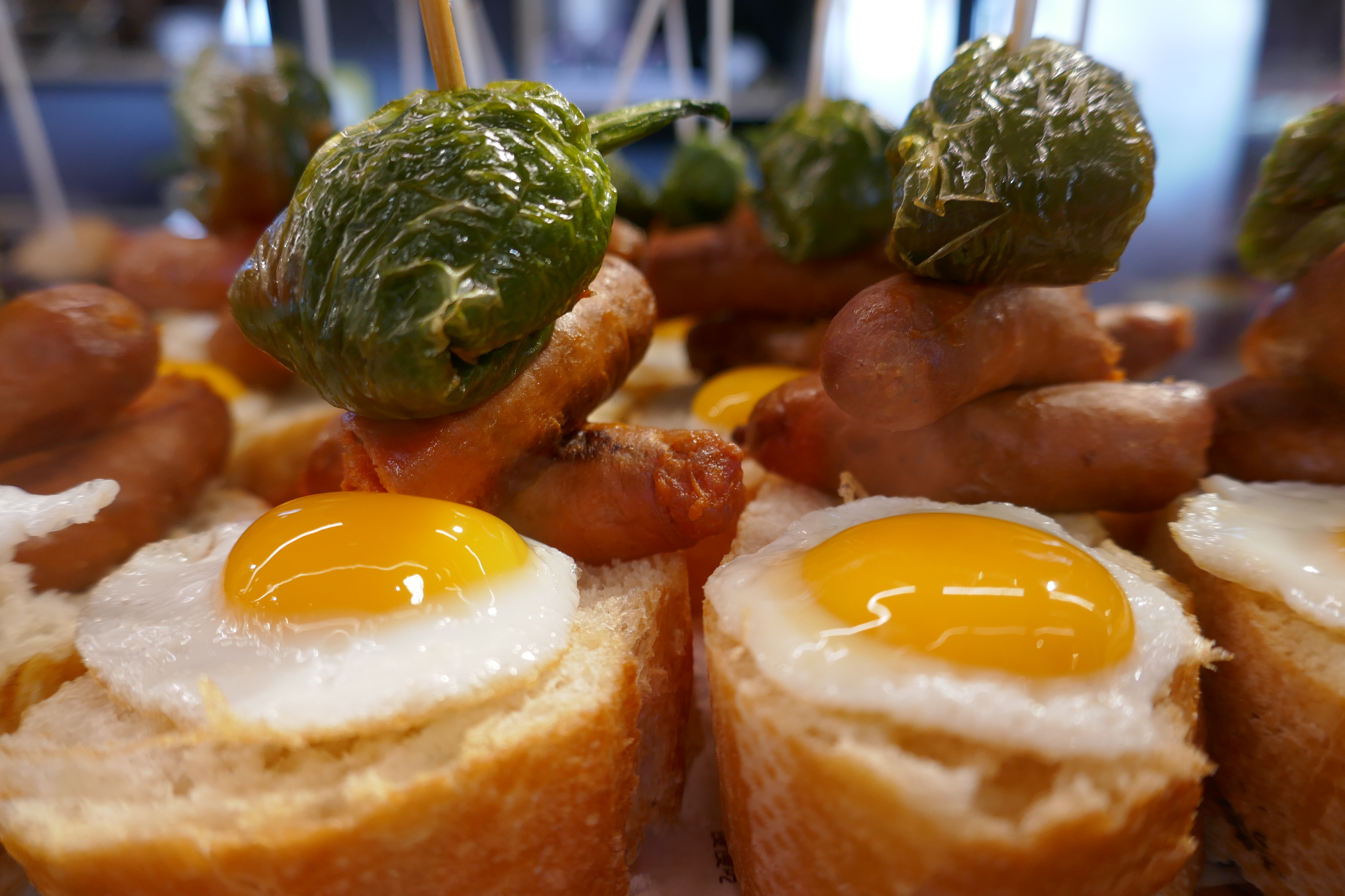 Tapas in der Fischmarkthalle von Mahón