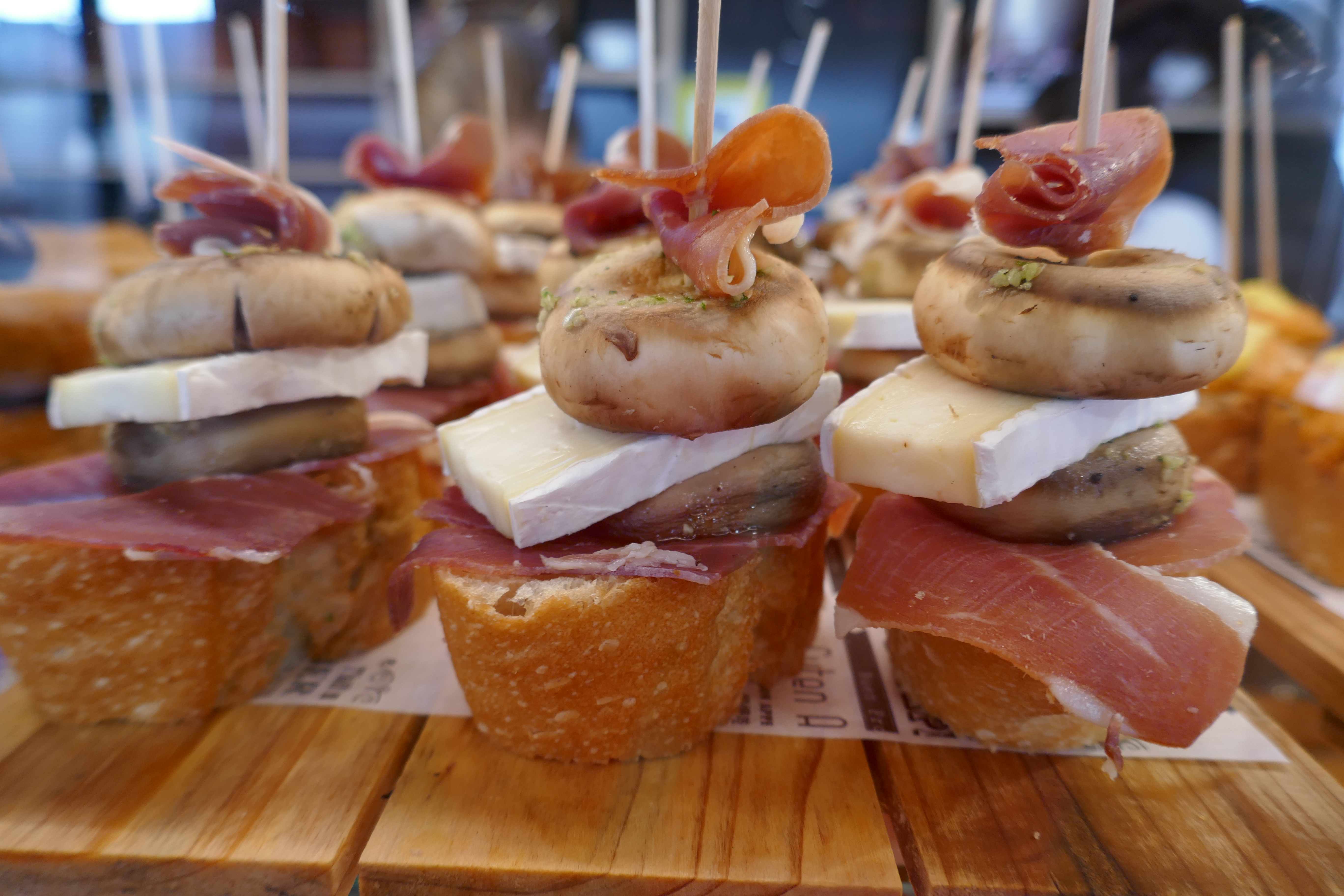 Tapas in der Fischmarkthalle von Mahón