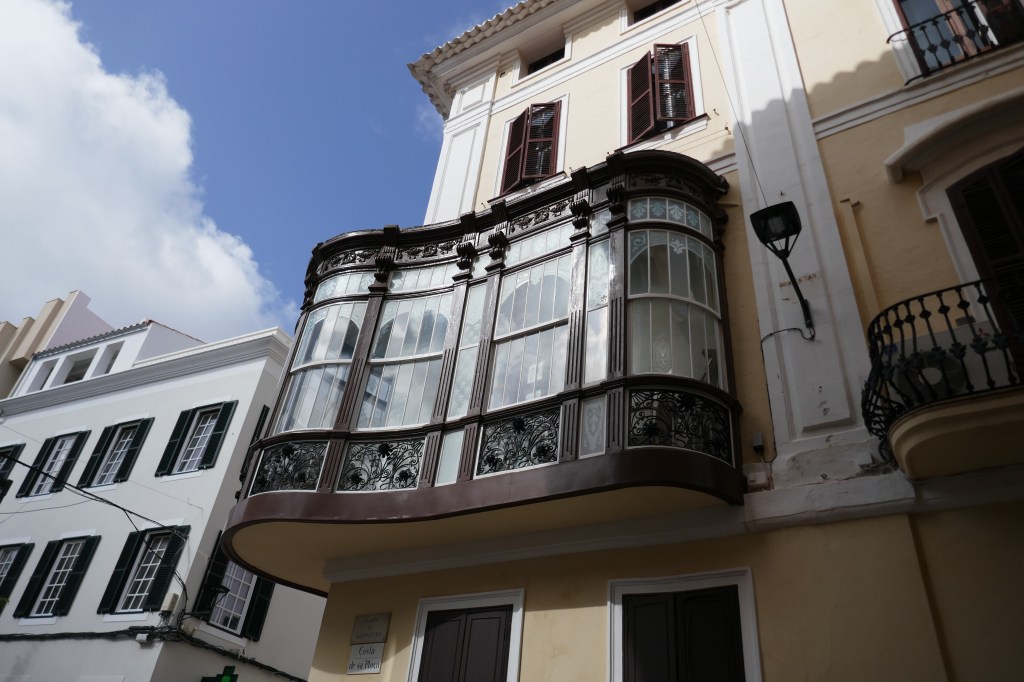 Ein typischer Erker in der Altstadt von Mahón