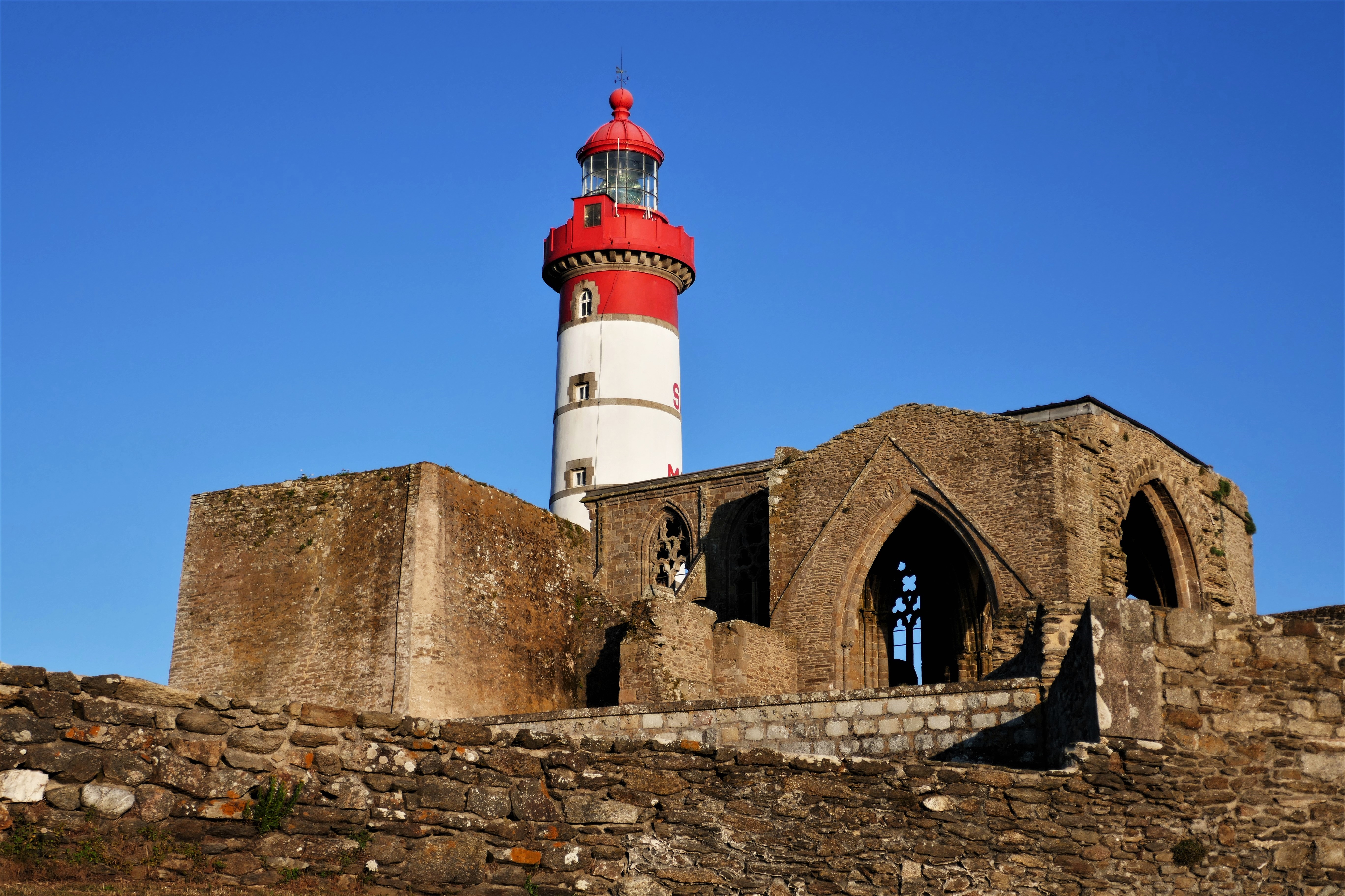 Leuchtturm und Abteiruine an der Pointe de St. Mathieu