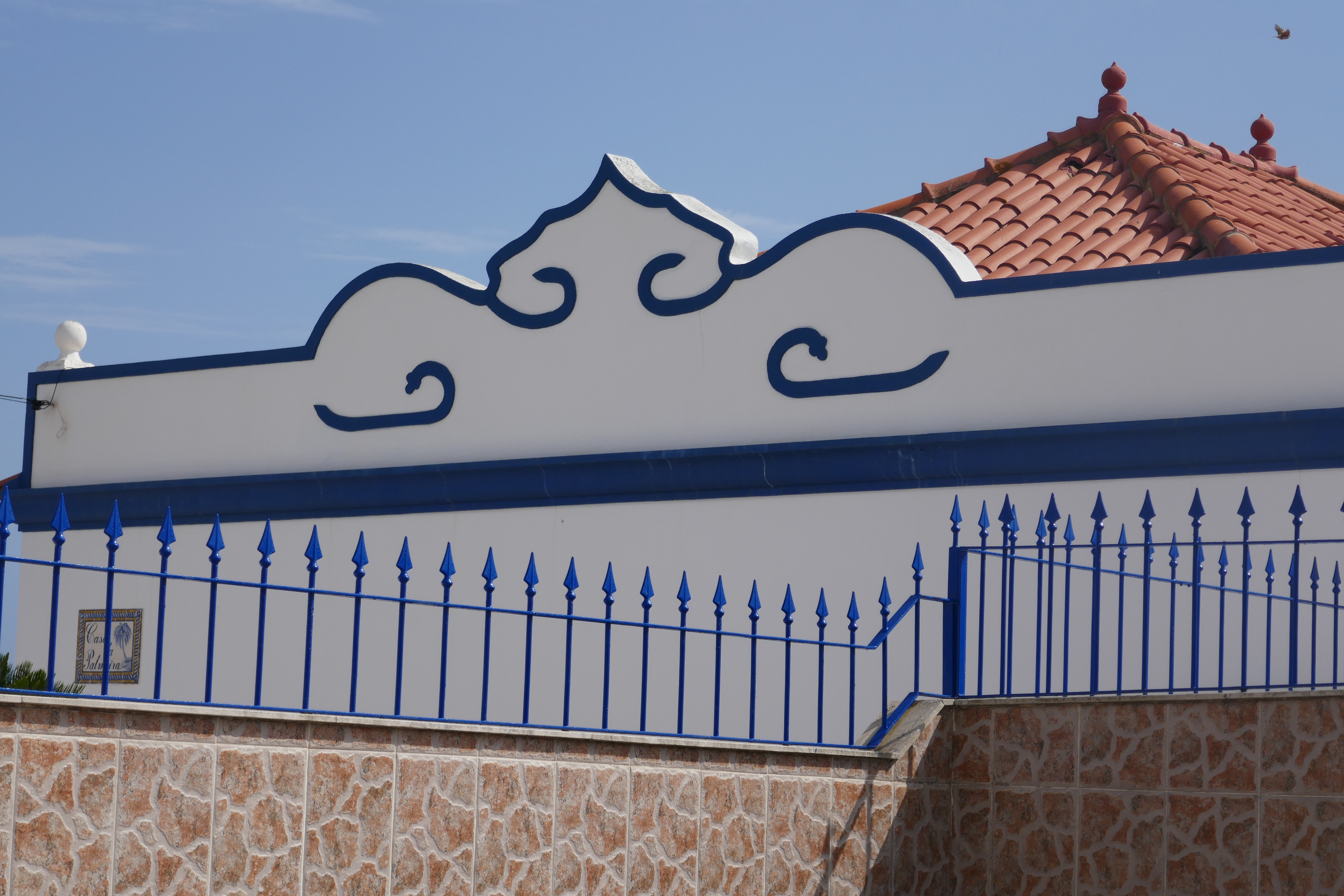 Kreative Kombination in weiß-blau