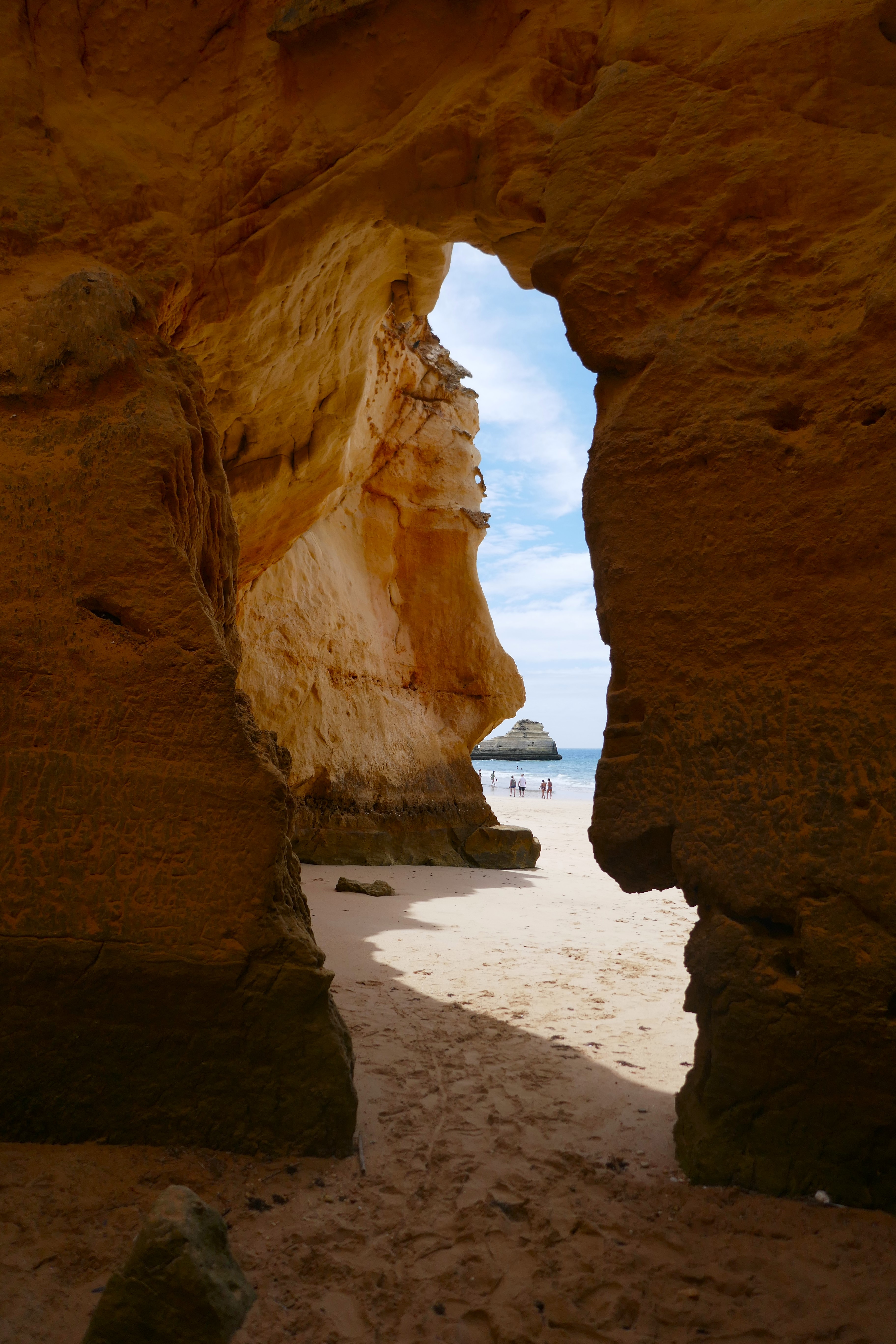 Bei Ebbe kann man an vielen Stellen um die Felsen herumgehen, bei Flut sucht man die "Geheimgänge" und so kann man bis zu 4 Strände "kombinieren", was eine richtige Wanderung ergibt.