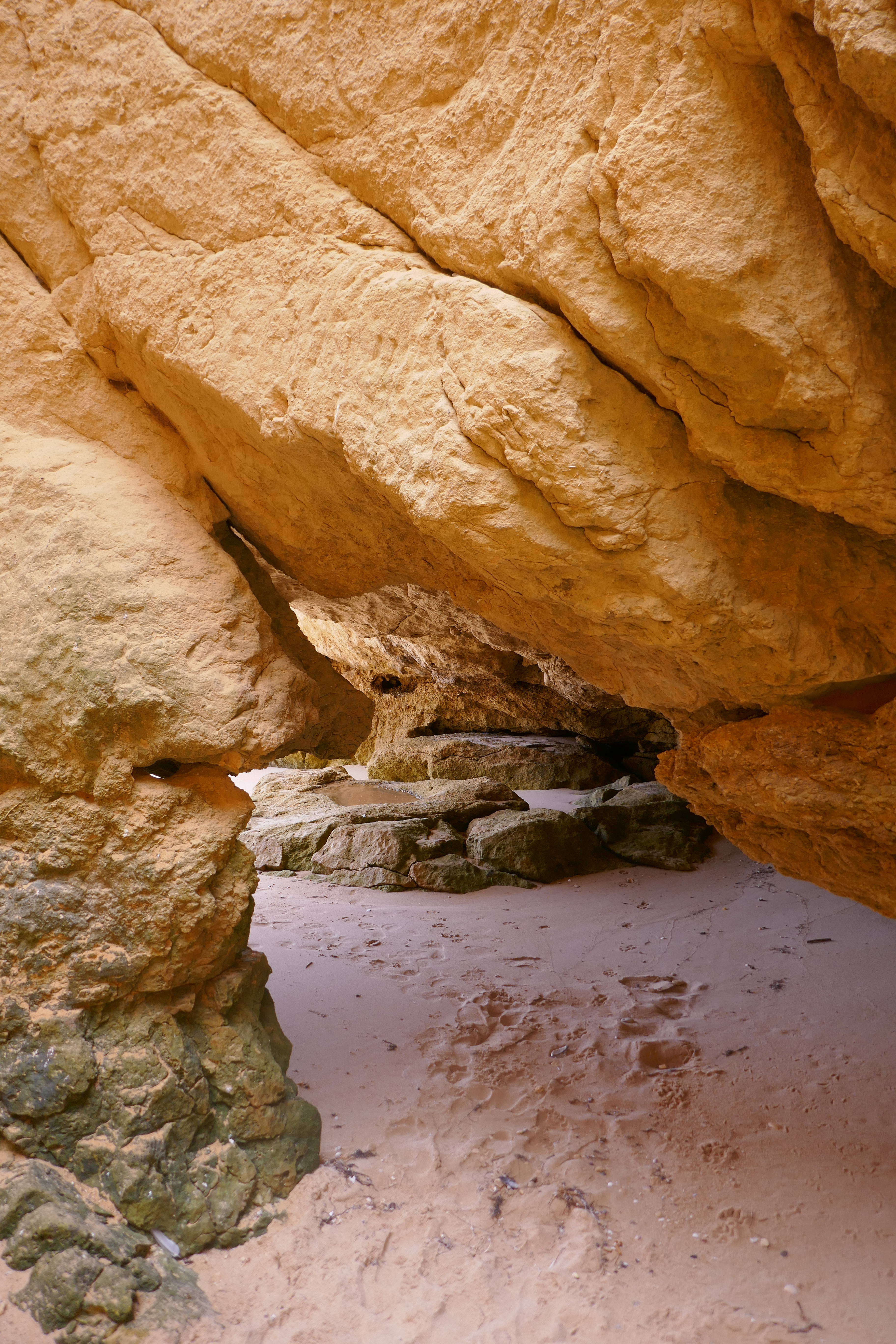 Bei Ebbe kann man an vielen Stellen um die Felsen herumgehen, bei Flut sucht man die "Geheimgänge" und so kann man bis zu 4 Strände "kombinieren", was eine richtige Wanderung ergibt.