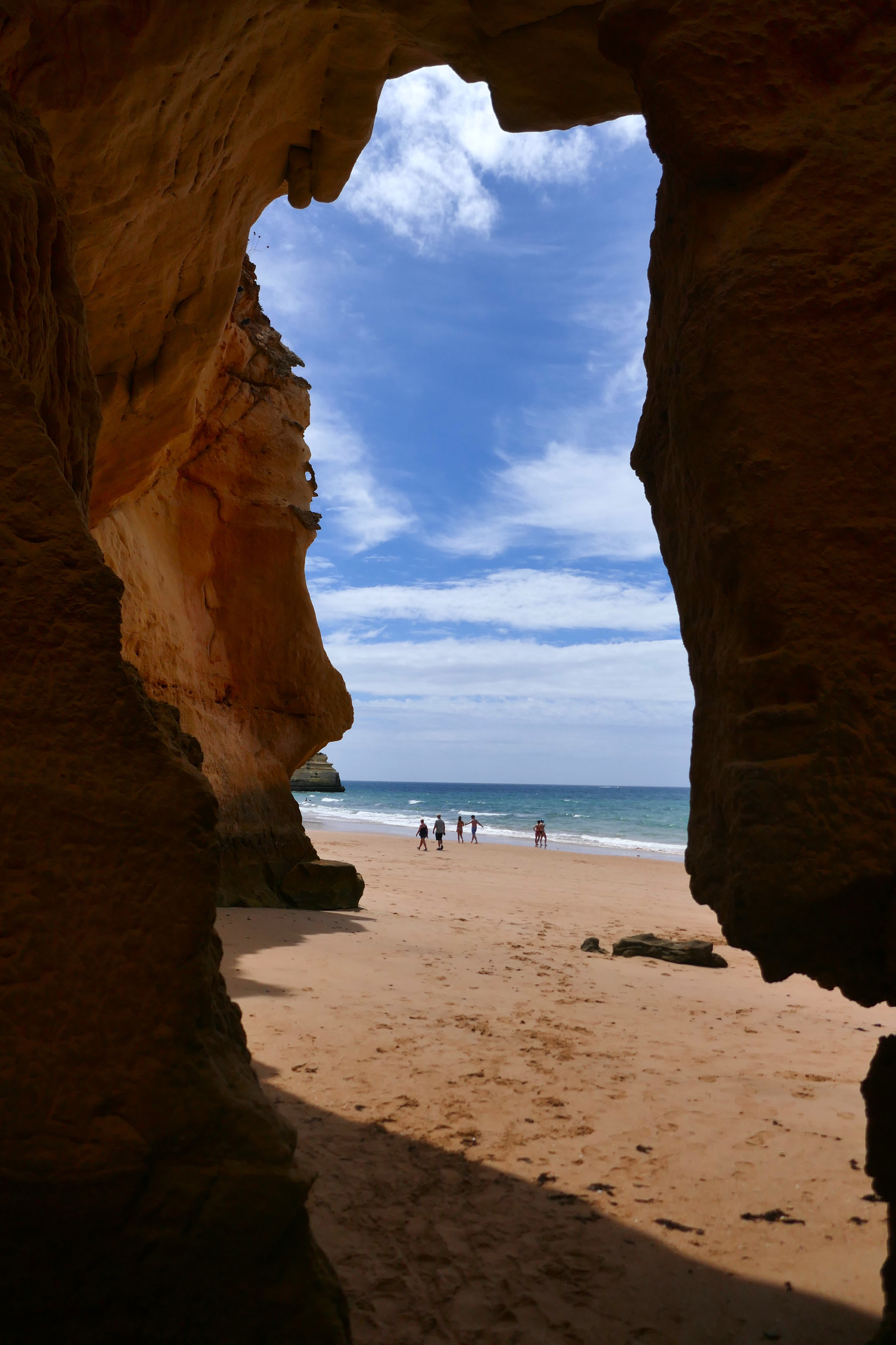 Bei Ebbe kann man an vielen Stellen um die Felsen herumgehen, bei Flut sucht man die "Geheimgänge" und so kann man bis zu 4 Strände "kombinieren", was eine richtige Wanderung ergibt.
