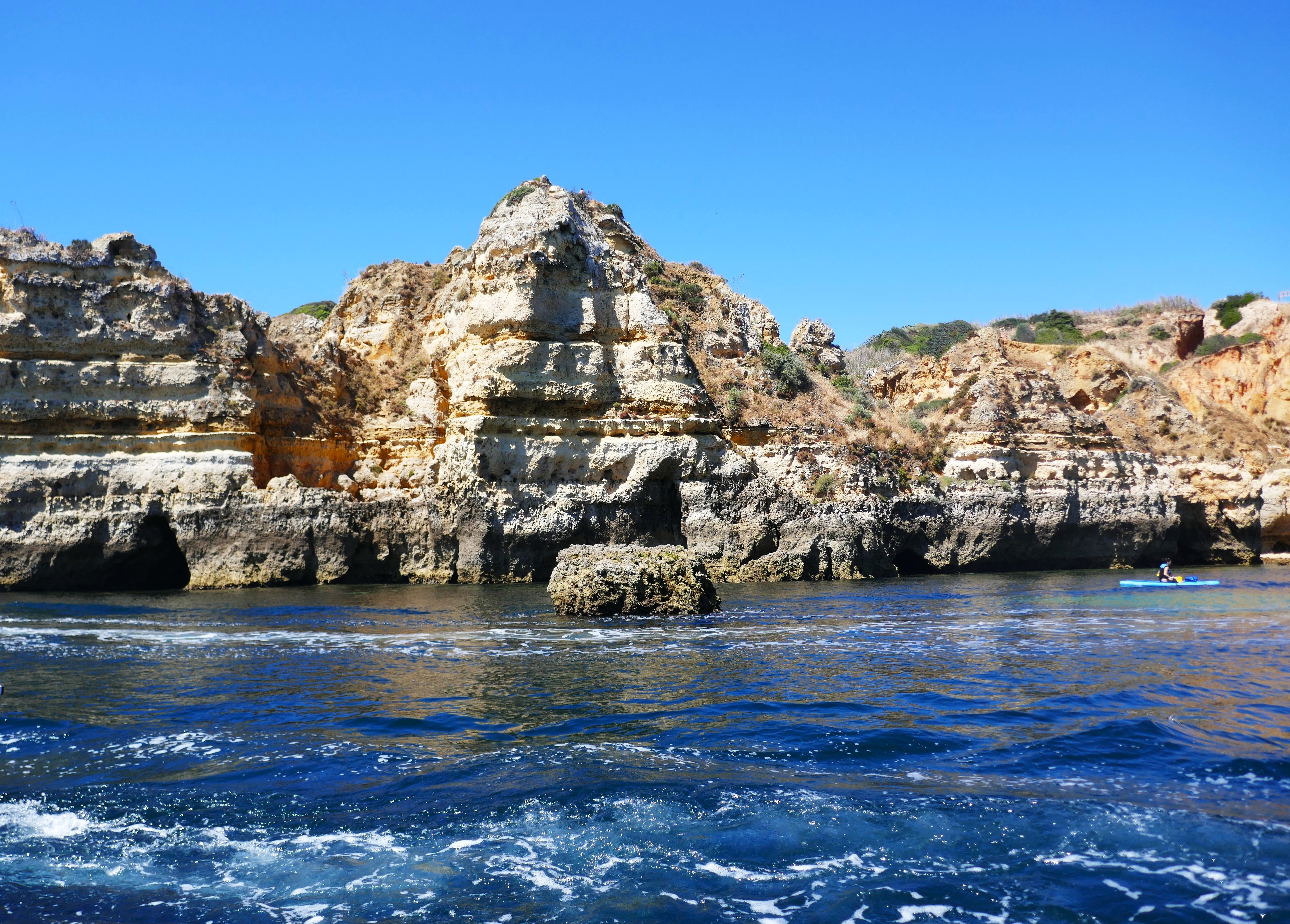 Bei Lagos sind die Felsen eher in Grautönen
