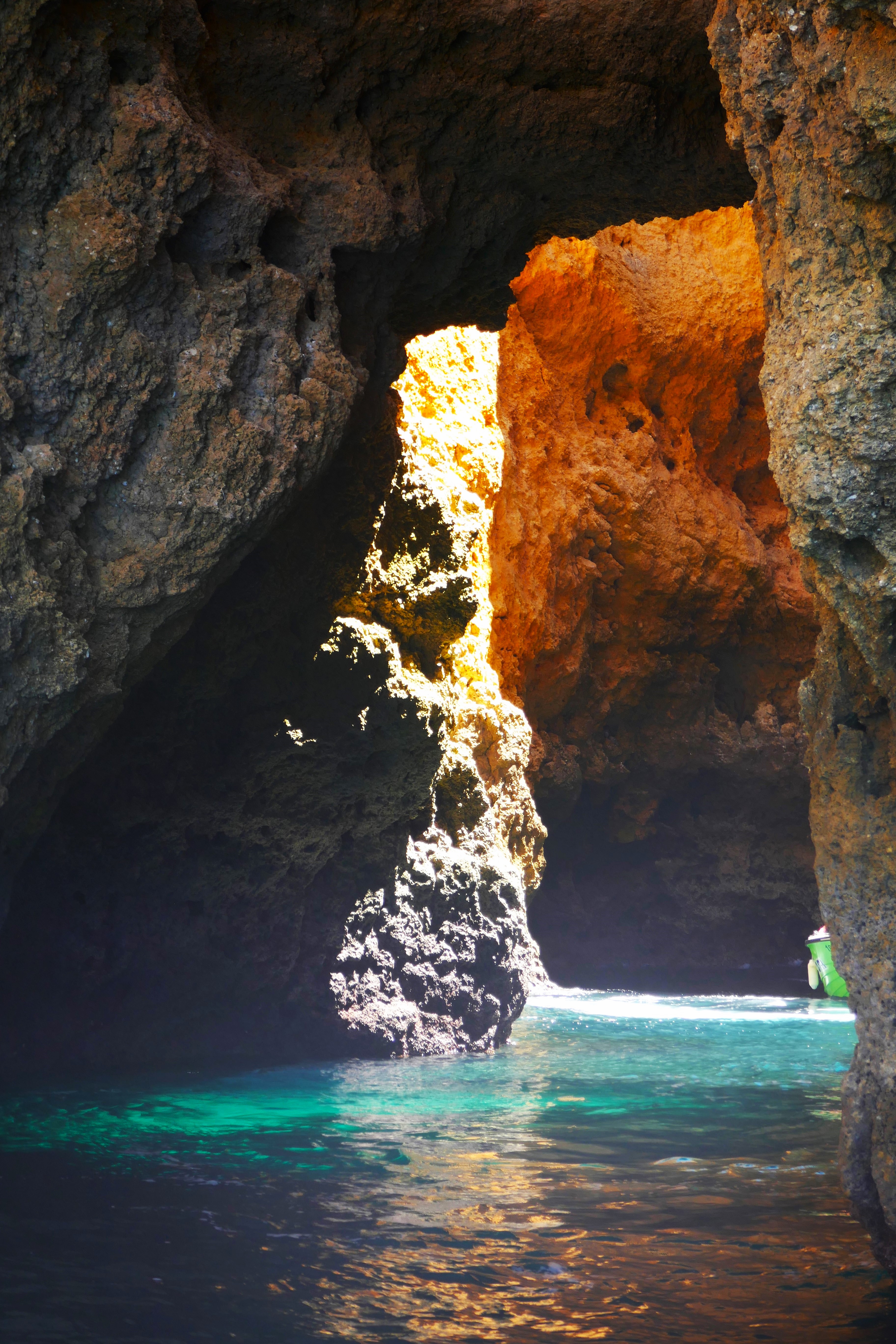 Bei Ebbe kann man an vielen Stellen um die Felsen herumgehen, bei Flut sucht man die "Geheimgänge" und so kann man bis zu 4 Strände "kombinieren", was eine richtige Wanderung ergibt.