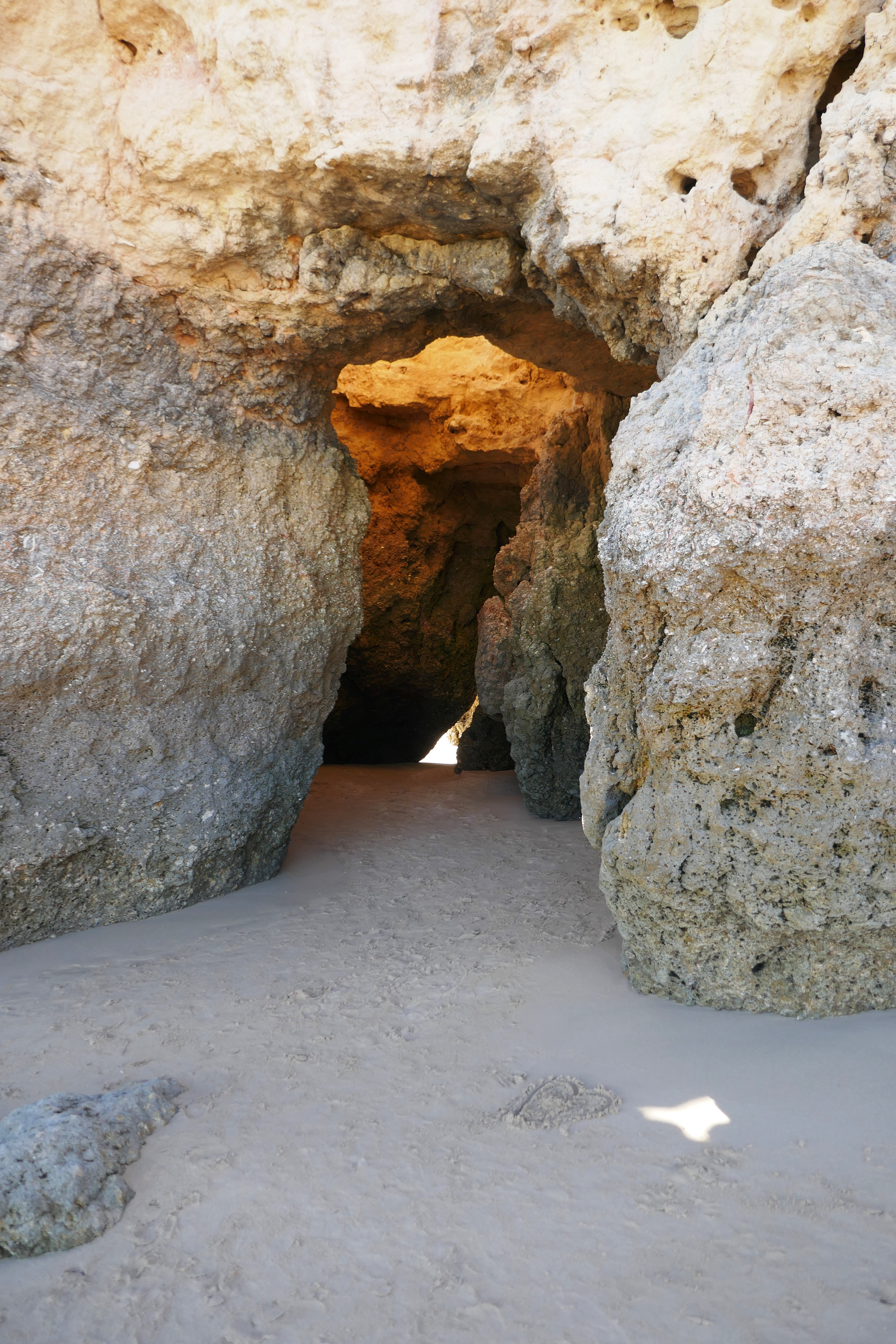 Bei Ebbe kann man an vielen Stellen um die Felsen herumgehen, bei Flut sucht man die "Geheimgänge" und so kann man bis zu 4 Strände "kombinieren", was eine richtige Wanderung ergibt.