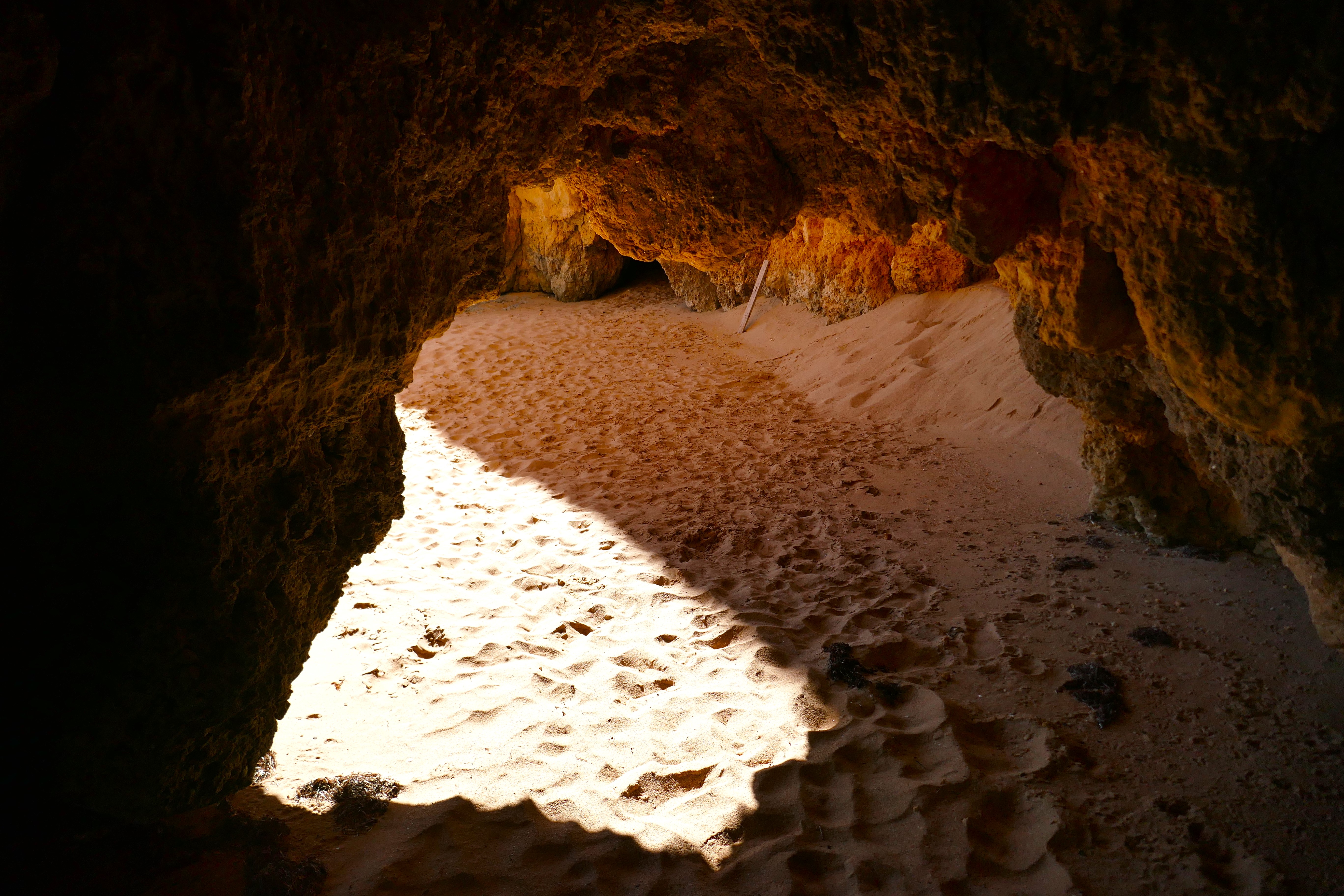 Bei Ebbe kann man an vielen Stellen um die Felsen herumgehen, bei Flut sucht man die "Geheimgänge" und so kann man bis zu 4 Strände "kombinieren", was eine richtige Wanderung ergibt.
