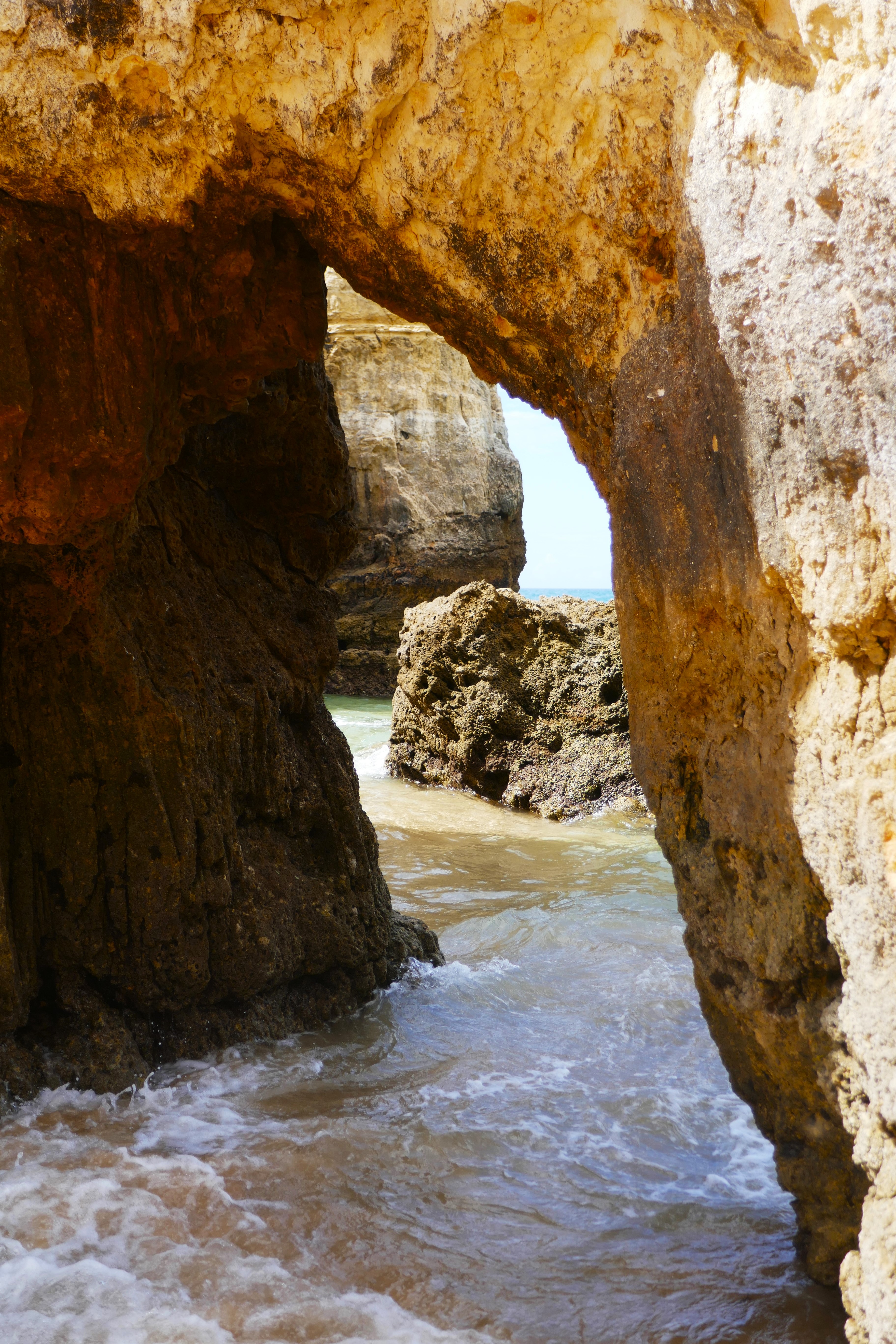 Bei Ebbe kann man an vielen Stellen um die Felsen herumgehen, bei Flut sucht man die "Geheimgänge" und so kann man bis zu 4 Strände "kombinieren", was eine richtige Wanderung ergibt.