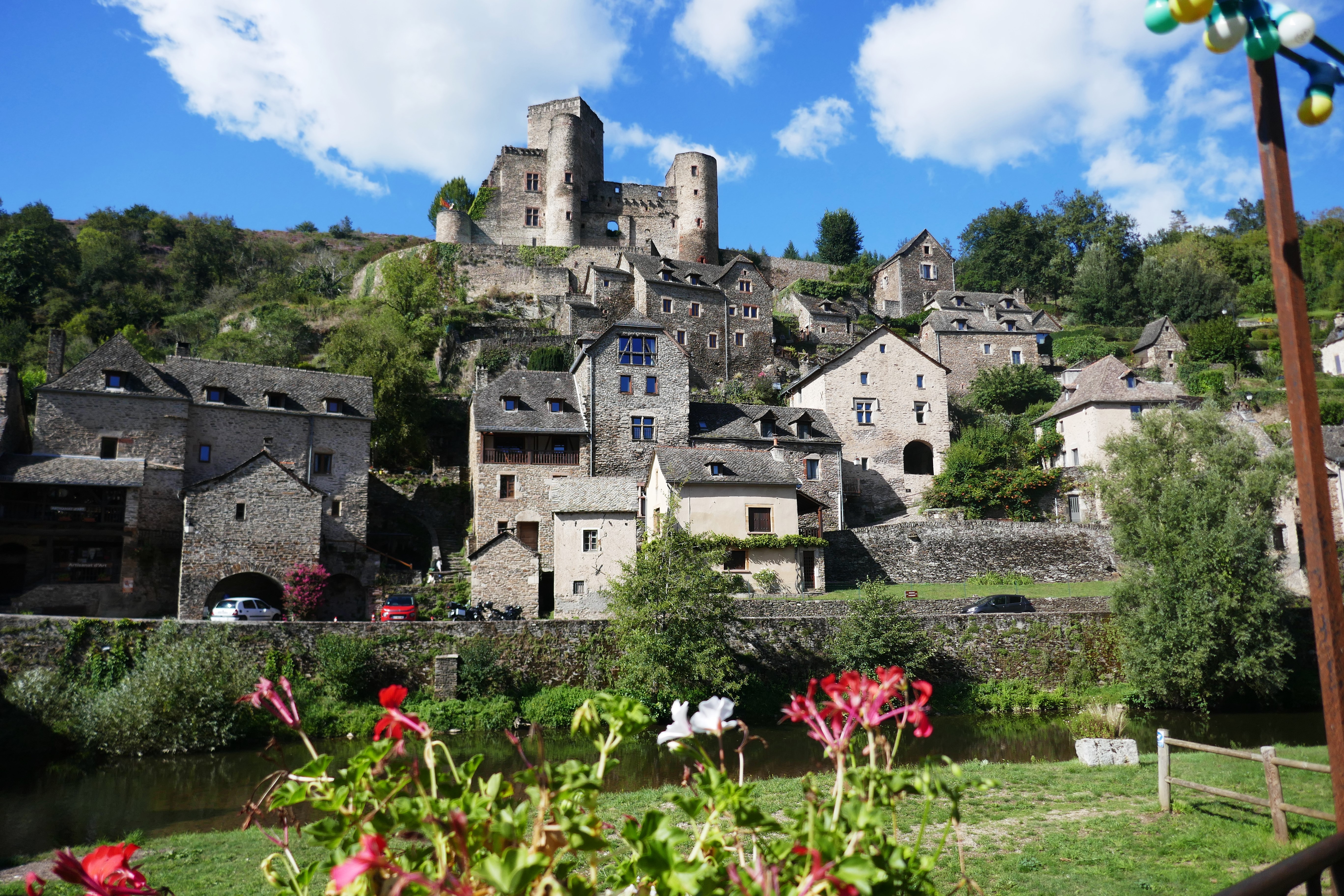 Ansicht von Dorf und Burg