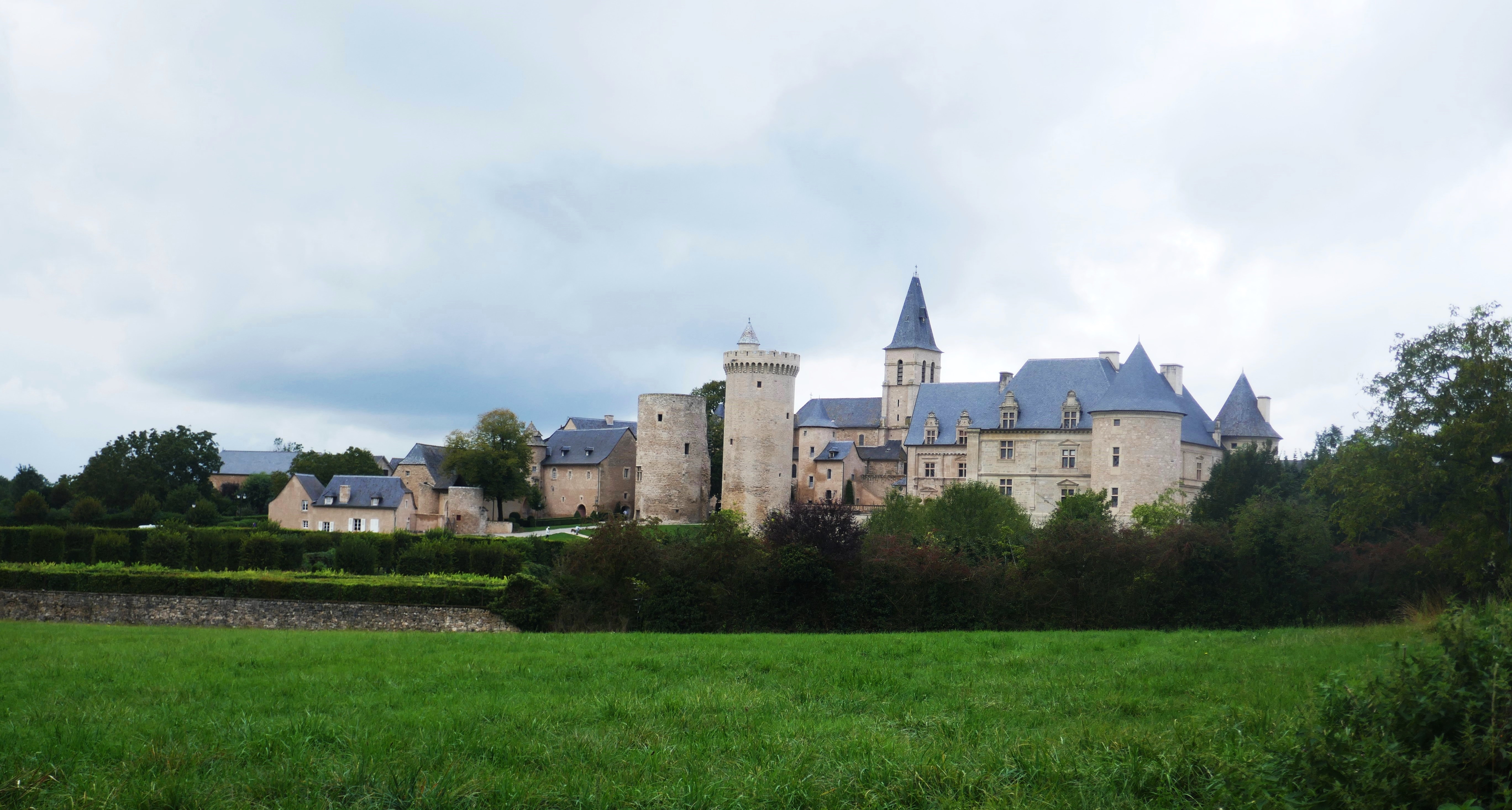 Château de Bournazel, piccobello restaurierte Anlage im absoluten Nirgendwo