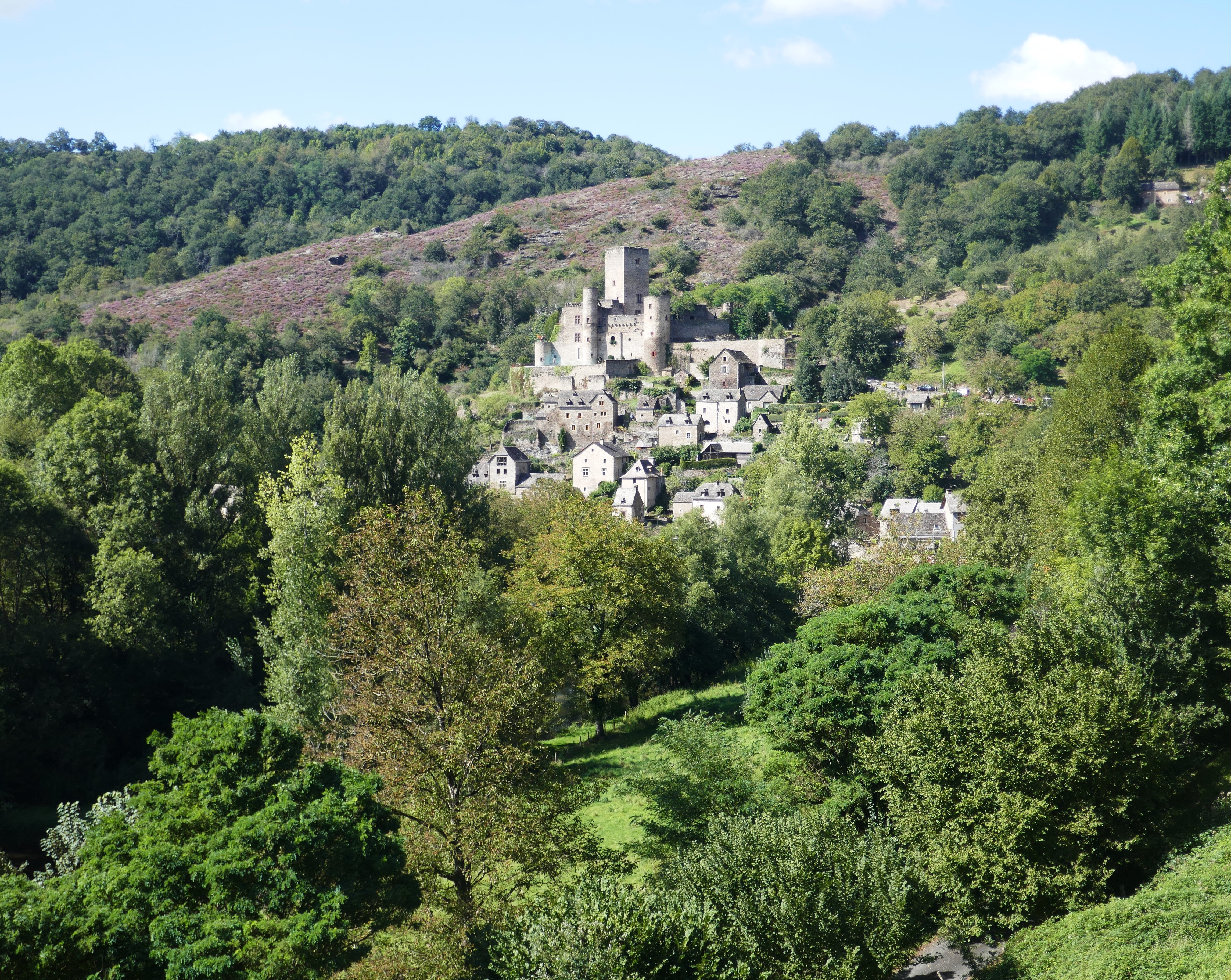 Blick auf Belcastel, eine der zahlreichen hübschen Ortschaften des Département Aveyron