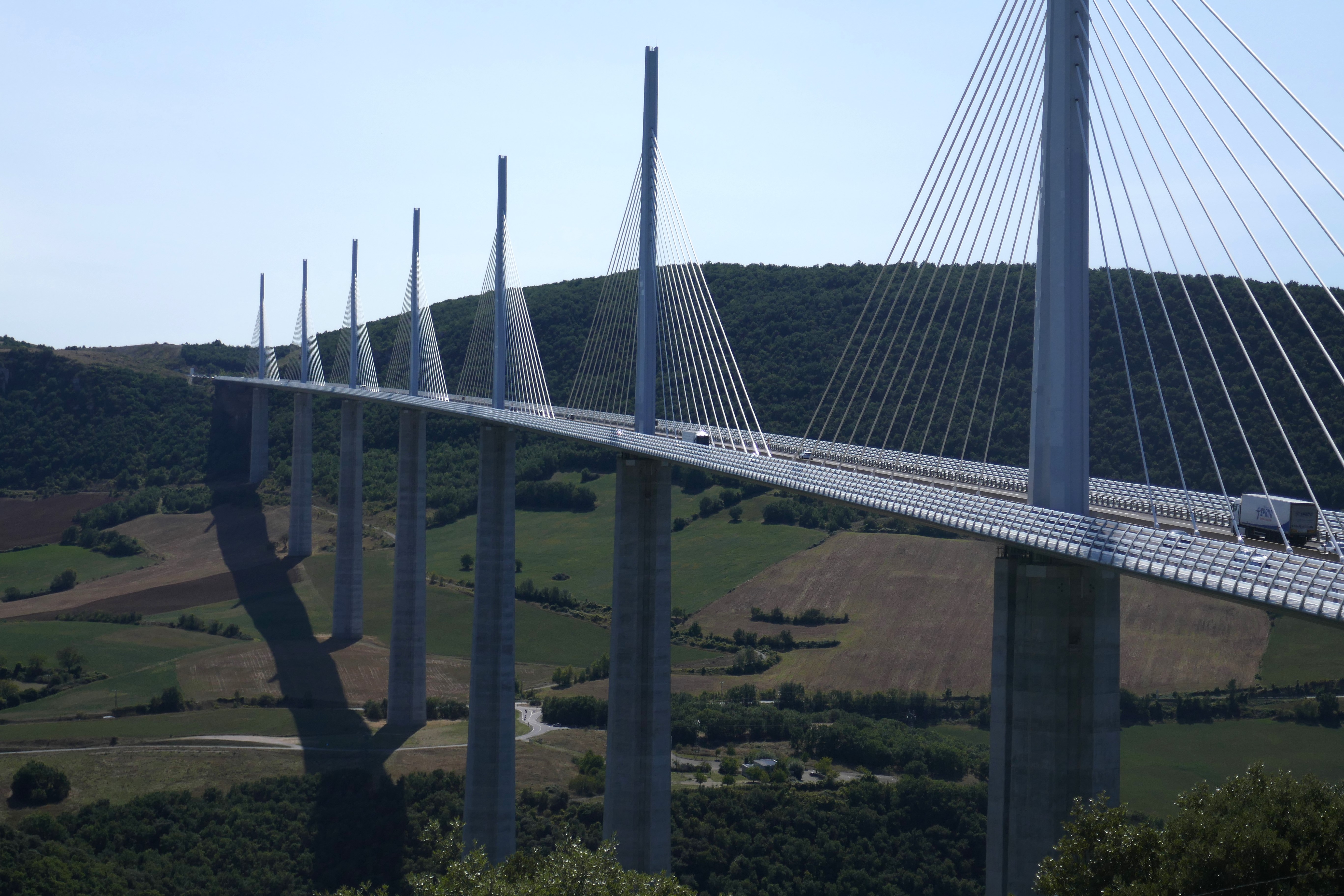Norman Fosters Meisterwerk fügt sich elegant in die Landschaft ein
