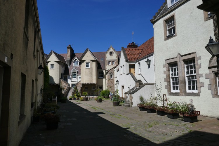 Blick in einen halb privaten Häuserkomplex