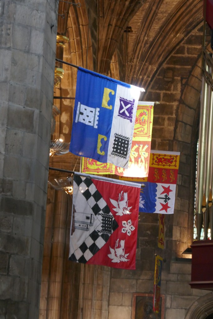 Schottische Flaggen in der Kathedrale
