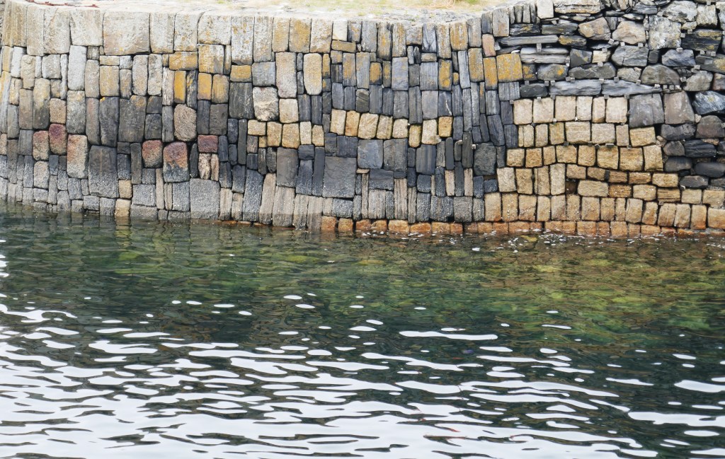 Die wunderschöne Kaimauer von Portsoy
