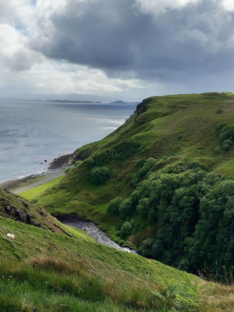 Gegenüber liegt die Insel Raasay