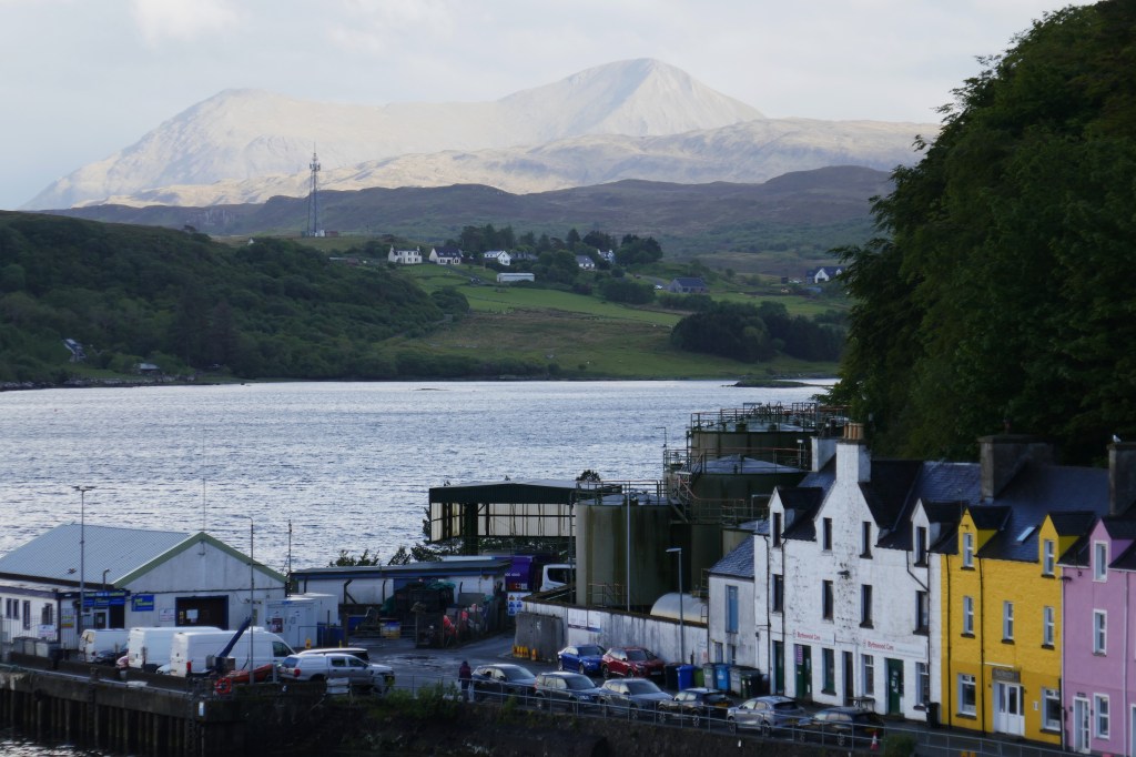 Im Hafen von Portree, im Hintergrund die Cuillin Hills