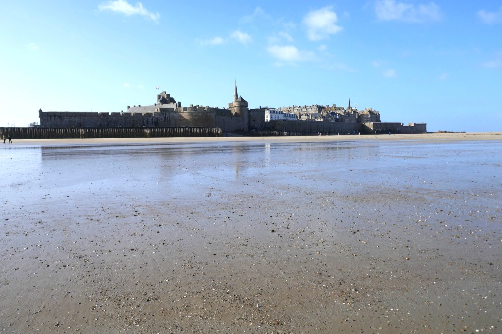 St. Malo intra muros erscheint bei Ebbe wie ein gestrandeter Kreuzer